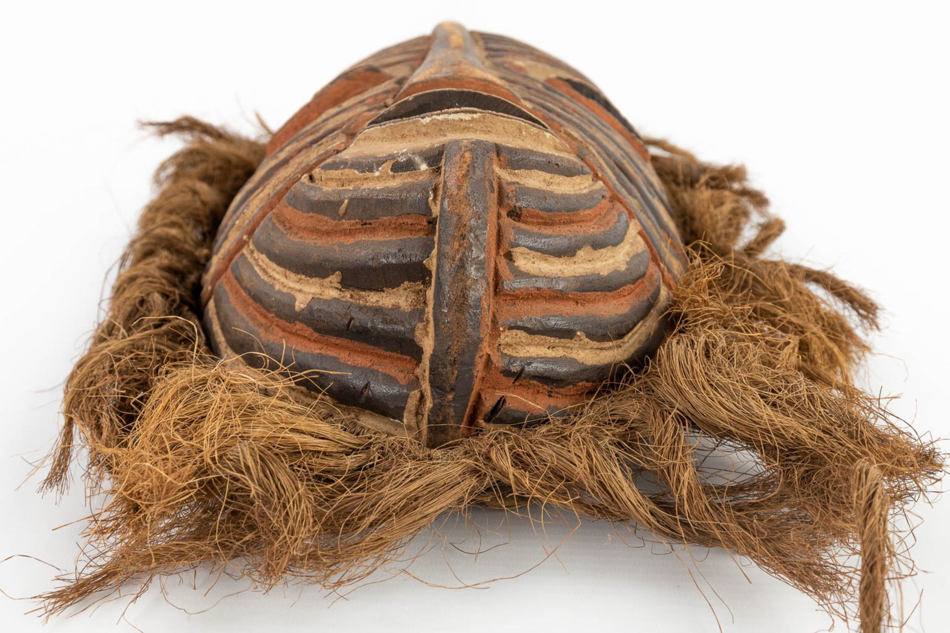 A collection of 2 African masks 'Chokwe' and 'Luba Songye'. (L: 13 x W: 24 x H: 43 cm) - Image 4 of 21