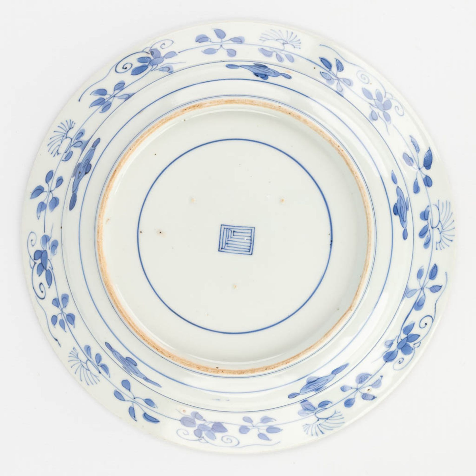 A collection of 10 Chinese porcelain plates with blue-white decor. 19th/20th century. (D: 35 cm) - Bild 14 aus 23