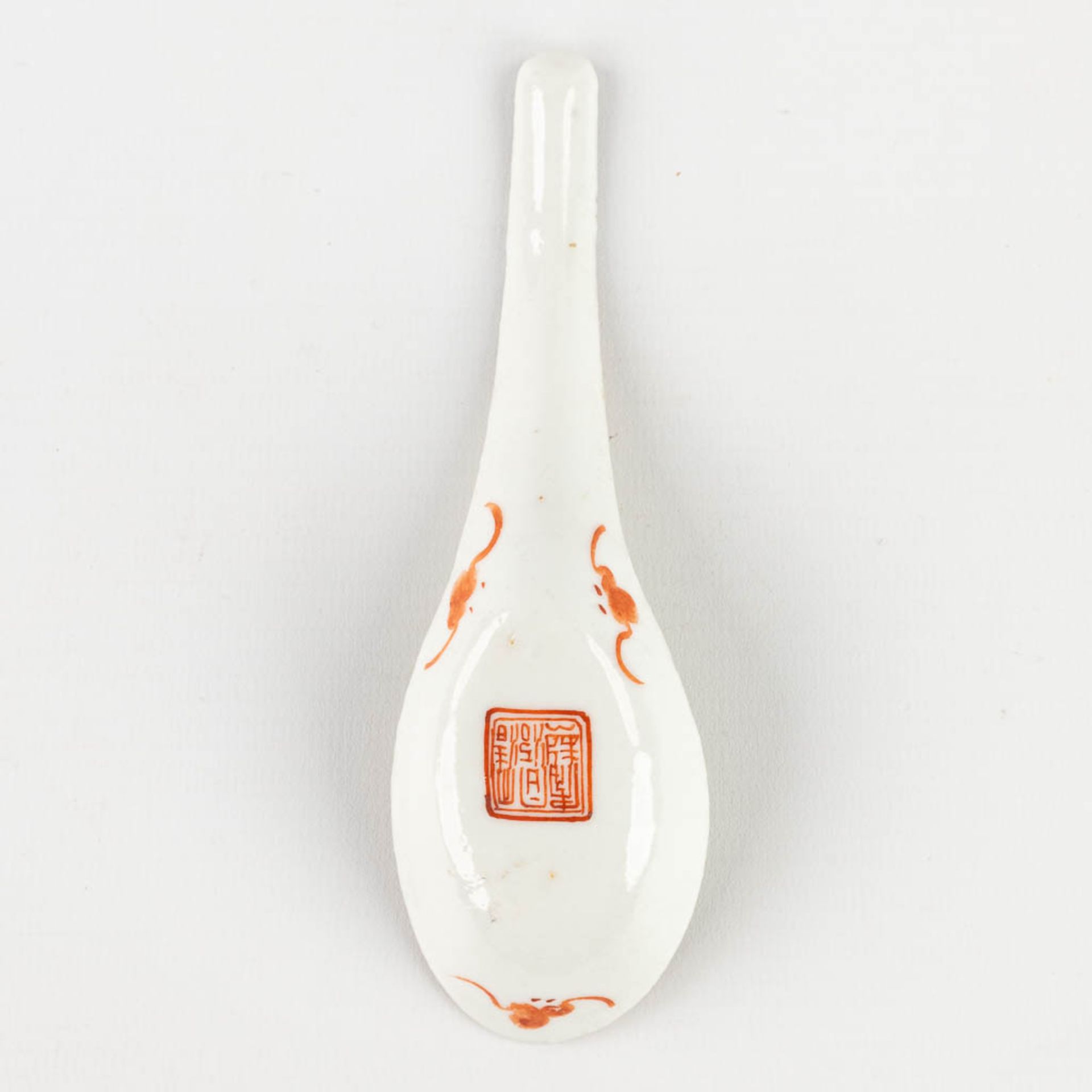 A Chinese spoon, decorated with a bat and Shou sign. Tongzhi mark and period. (L: 14,5 cm) - Bild 3 aus 3