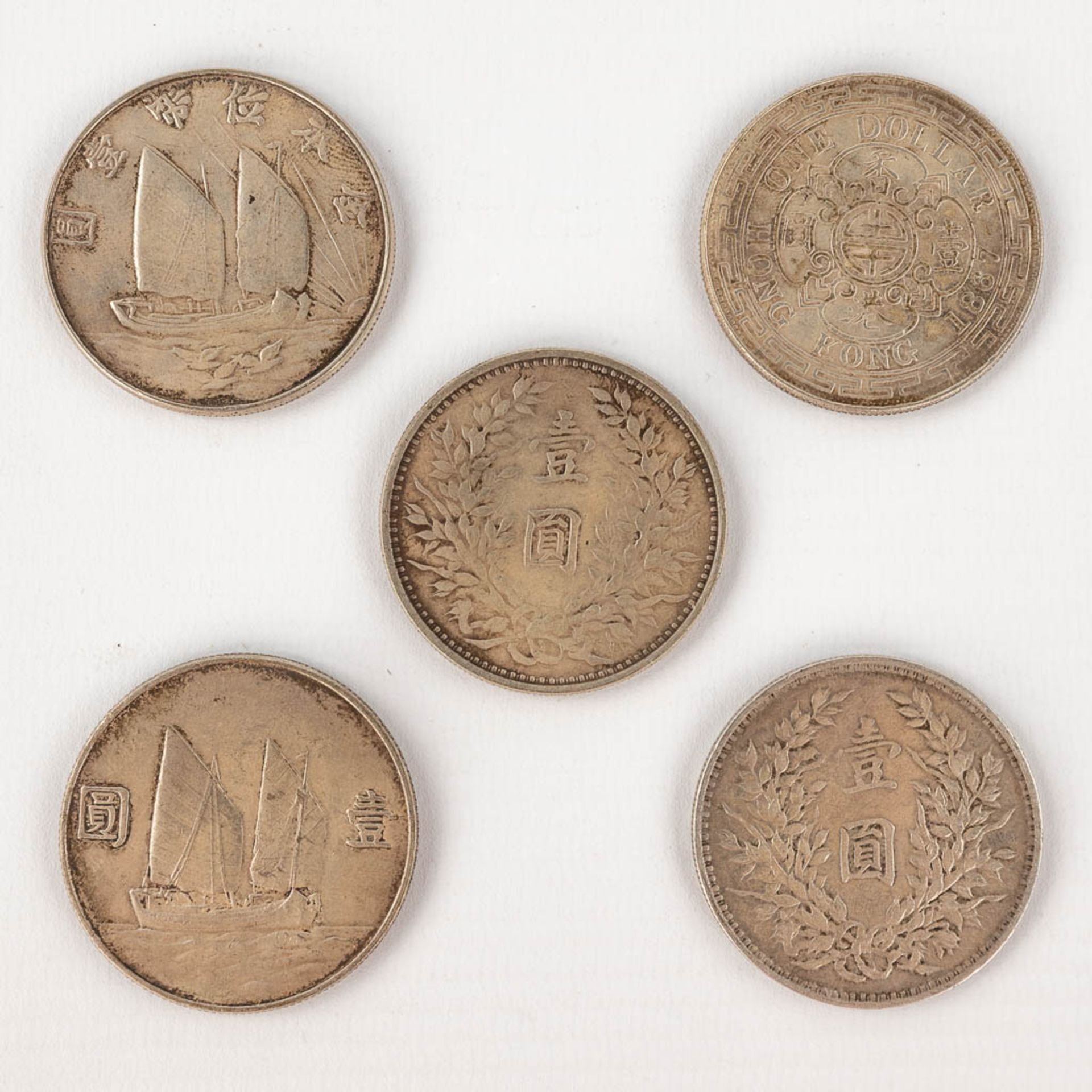 A set of 5 Chinese silver coins. 20th C. (D: 3,9 cm)