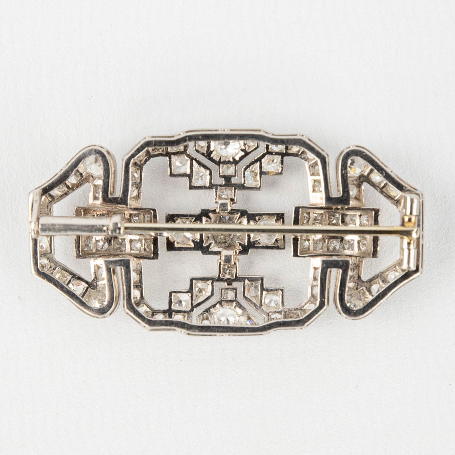 An antique Brooche, art deco style, platinum. Finished with 9 large and smaller brilliants. 13,78g. - Image 9 of 11