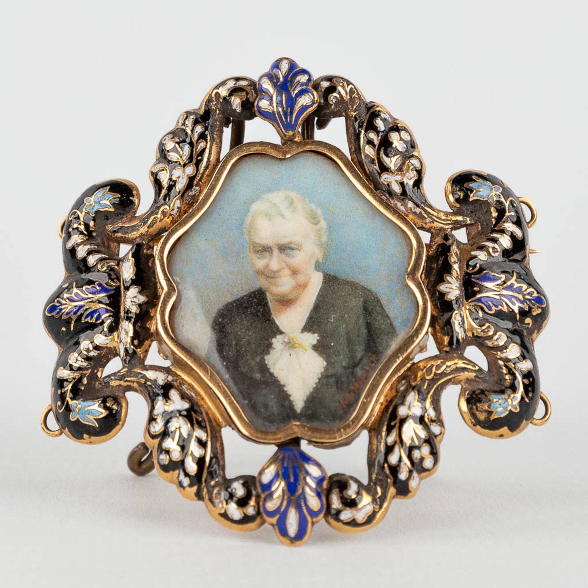 An antique brooch/stand, decorated with enamel and finished with a miniature painting. 18 karat gold - Image 9 of 11