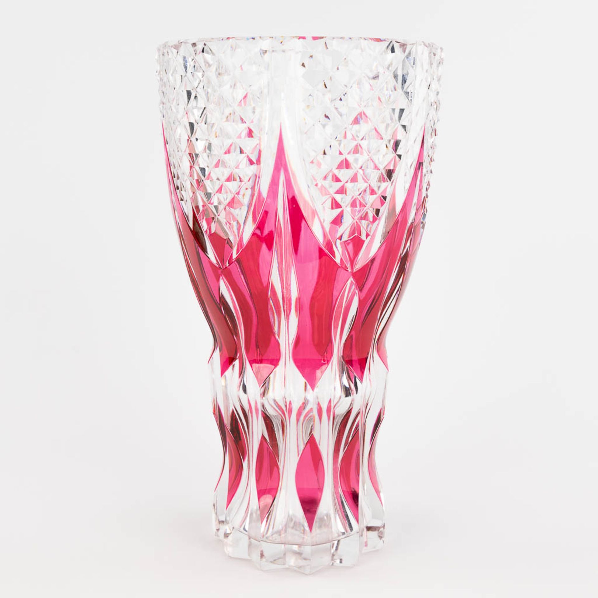 Val Saint Lambert, a vase made of red cut crystal. (H: 28,5 x D: 15,5 cm) - Image 5 of 13