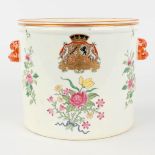 A Chinese wine cooler, porcelain with hand-painted heraldic decor. 19th C. (L: 19 x W: 22 x H: 16 cm