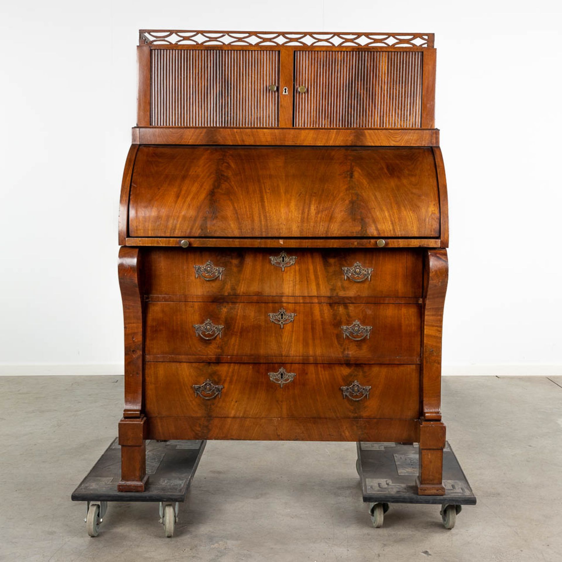 A commode Secretaire, with rolling shutters, mahogany veneer and a matching armchair. 19th century. - Bild 6 aus 25