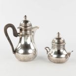 A solid silver tea- and sugar pot, marked 800. 1,222 kg. (L: 12,5 x W: 21 x H: 26 cm)