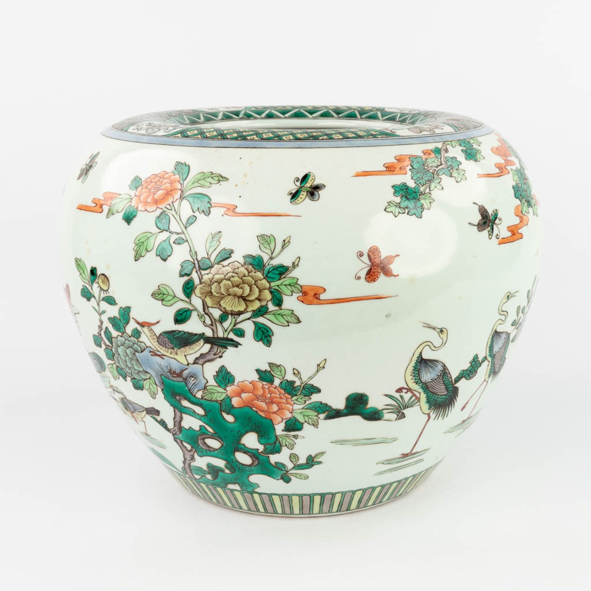 A large Chinese Famille Verte Cache-pot, decorated with cranes, peacocks and ducks. 19th/20th C. (H: - Image 7 of 15