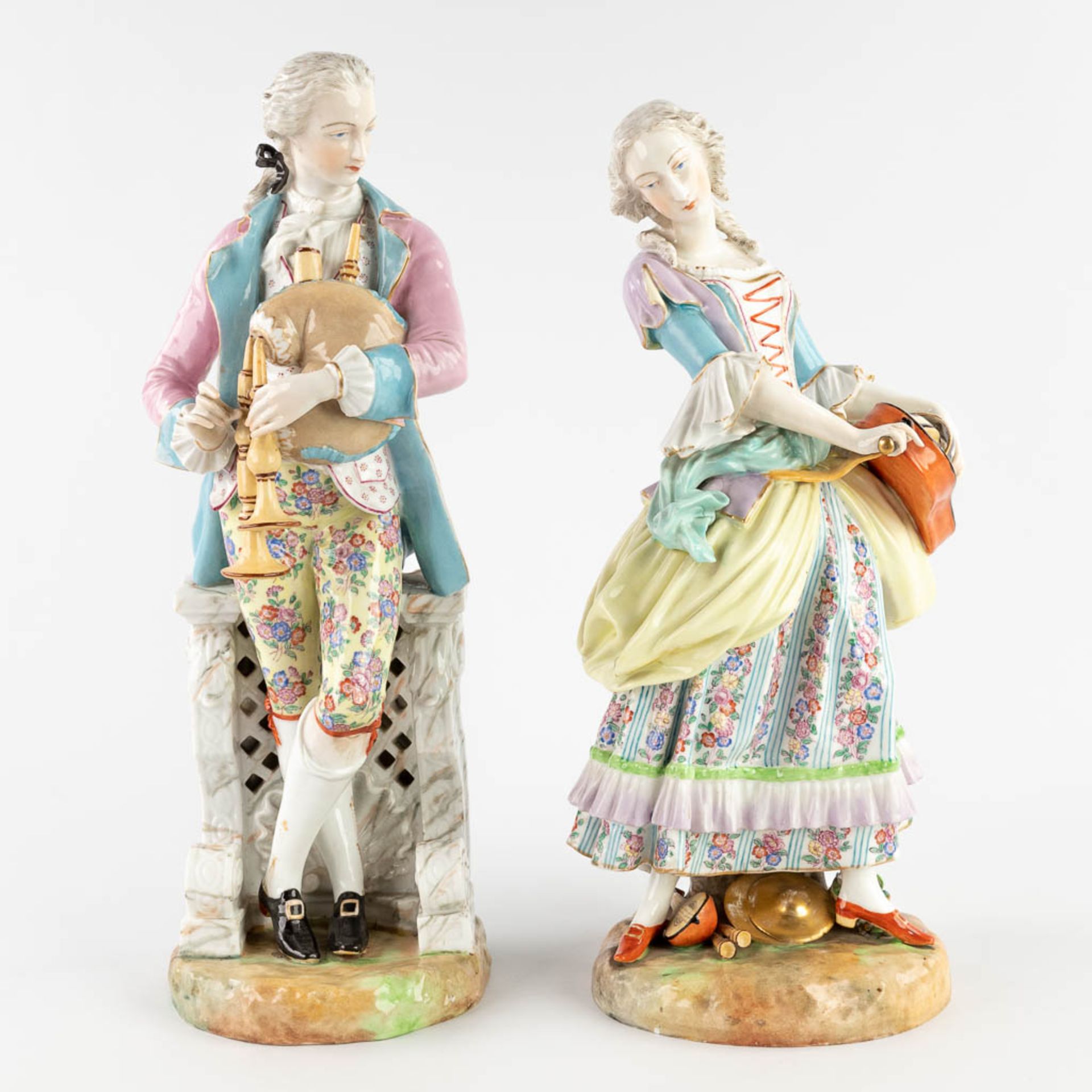 A pair of figurines 'Musical man and wife' Meissner marks, 18th/19th century. (L: 16 x W: 16,5 x H: