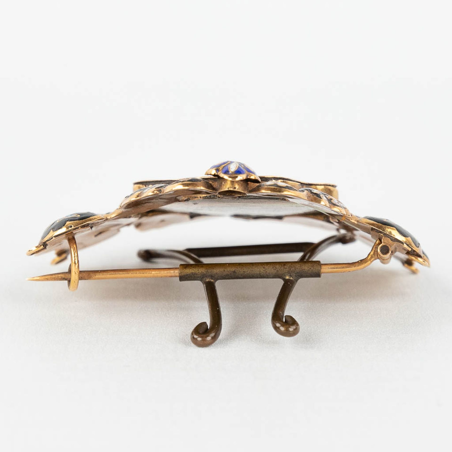 An antique brooch/stand, decorated with enamel and finished with a miniature painting. 18 karat gold - Image 5 of 11