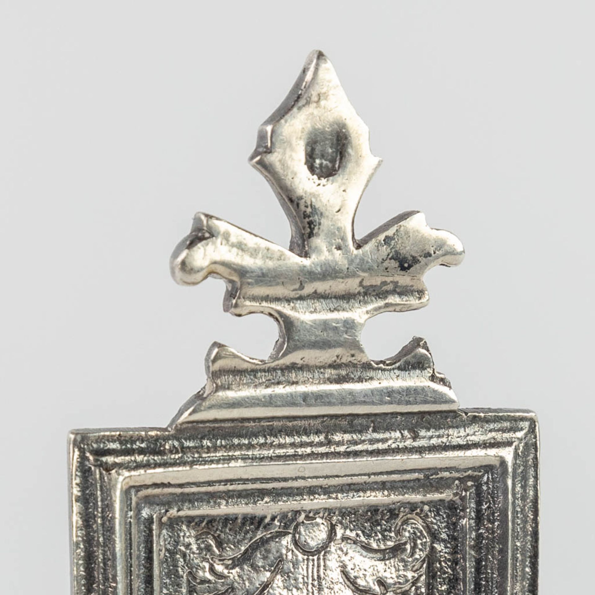 A solid silver Holy Water Font, Southern Netherlands, 18th century. 343g. (L: 4 x W: 14,5 x H: 26 cm - Image 11 of 14