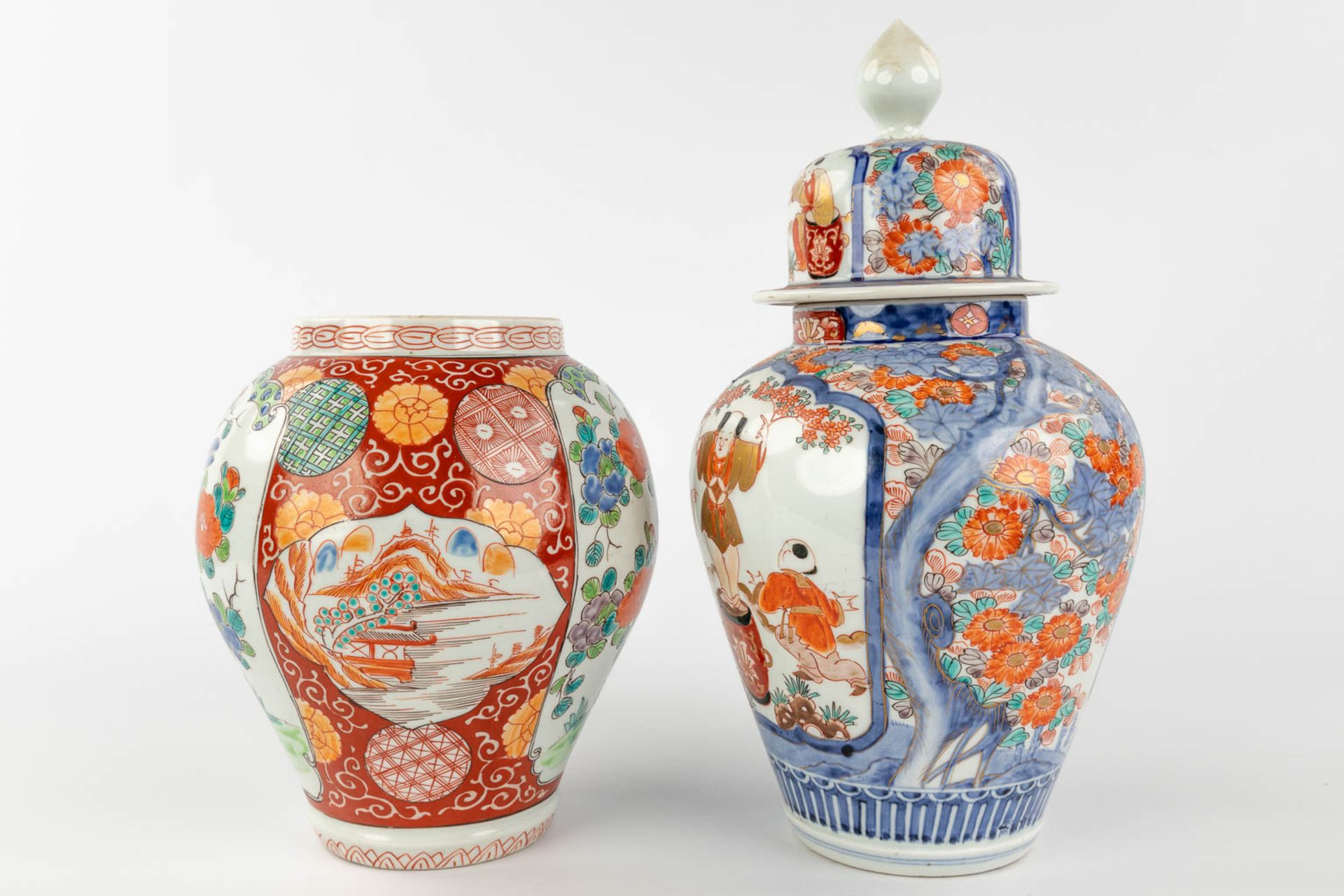 An assembled collection of Japanese Imari and Kutani porcelain. 19th/20th century. (H: 35 x D: 19 cm - Image 13 of 22
