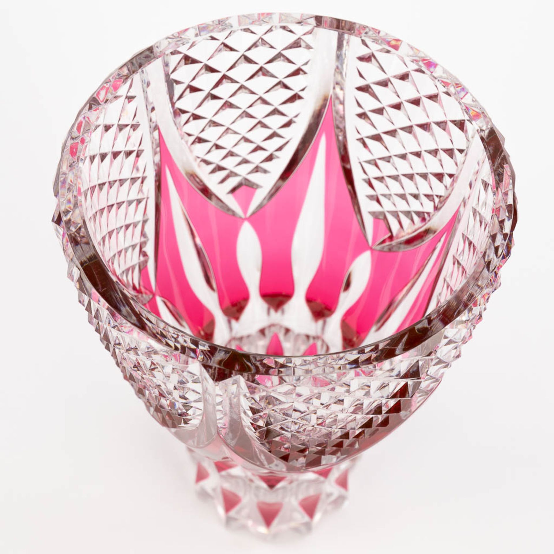 Val Saint Lambert, a vase made of red cut crystal. (H: 28,5 x D: 15,5 cm) - Bild 10 aus 13