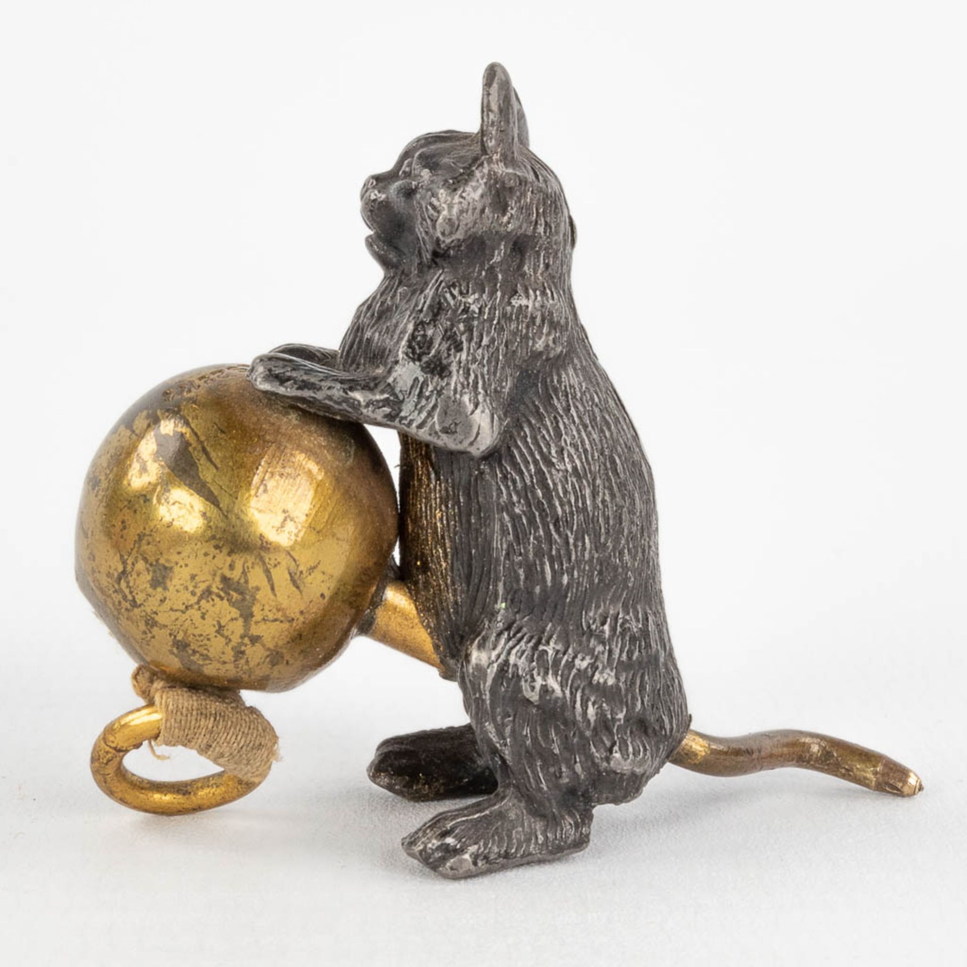 An antique tape measure, in the shape of a cat with a ball, Vienna bronze. 19th century. (H: 4,2 cm) - Image 5 of 18