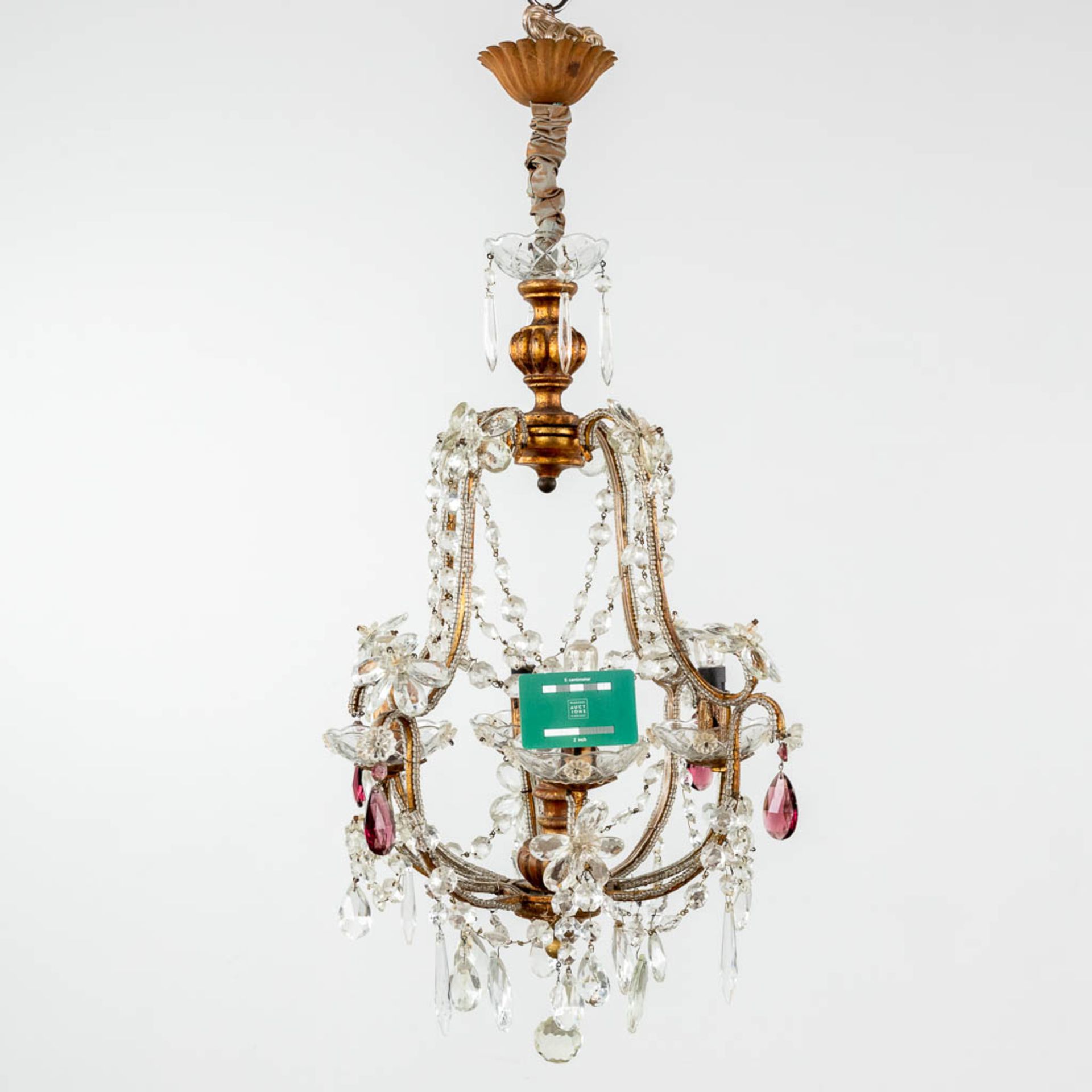 A decorative chandelier, brass and coloured glass. (H: 65 x D: 36 cm) - Image 2 of 10