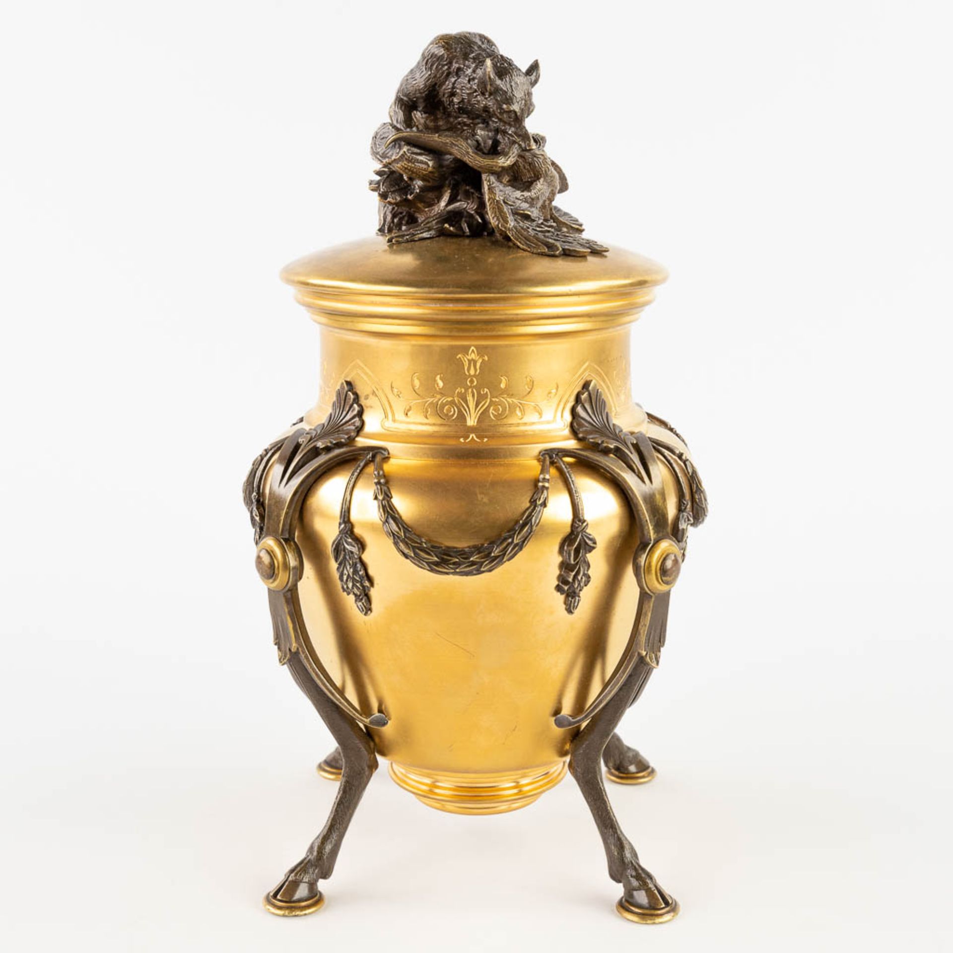 An ice-pail, gilt and patinated bronze decorated with a Wolf eating a large bird. 19th C. (H: 28 x D - Image 4 of 12