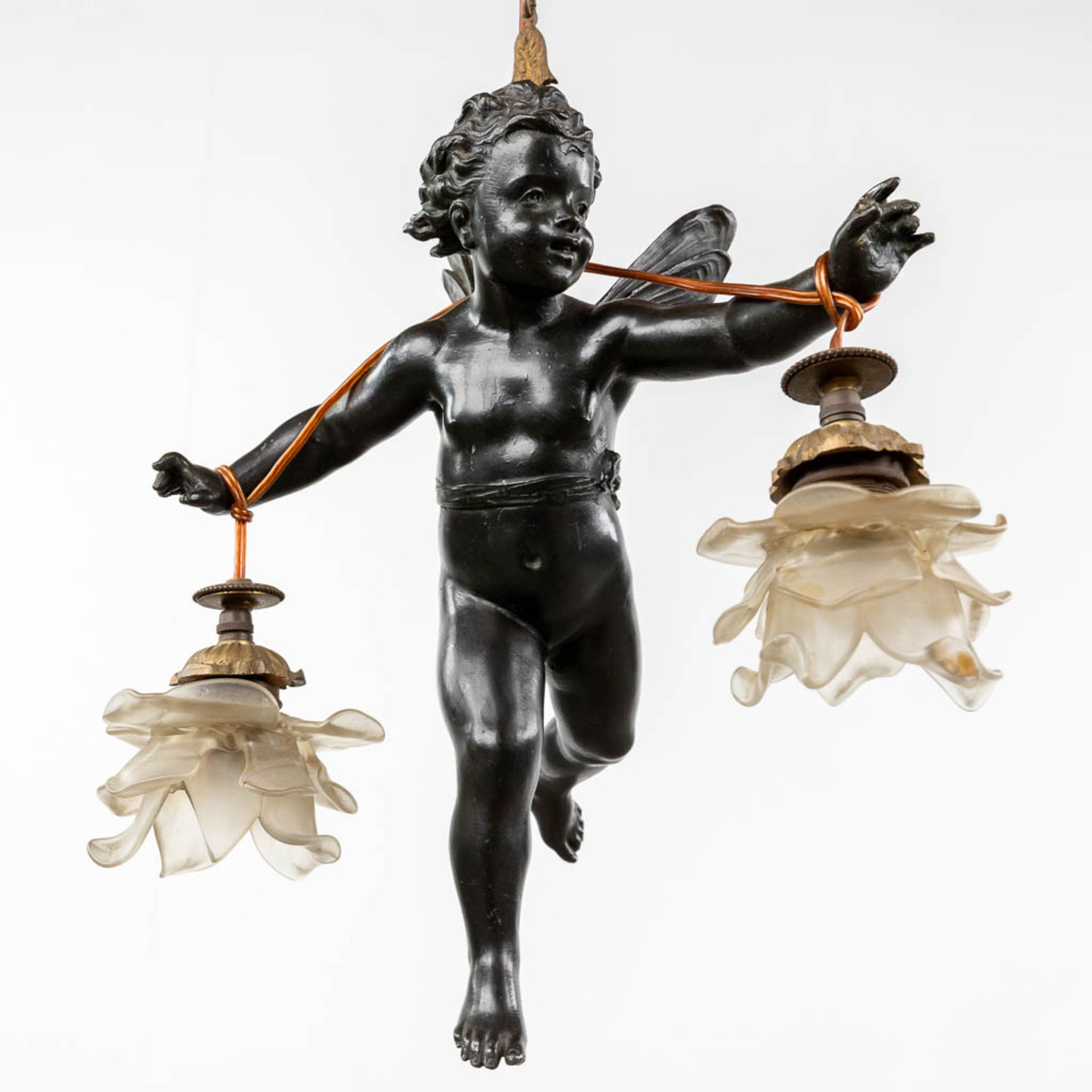 A hall lamp with a putto figurine, patinated bronze. Circa 1900. (W: 34 x H: 105 cm)