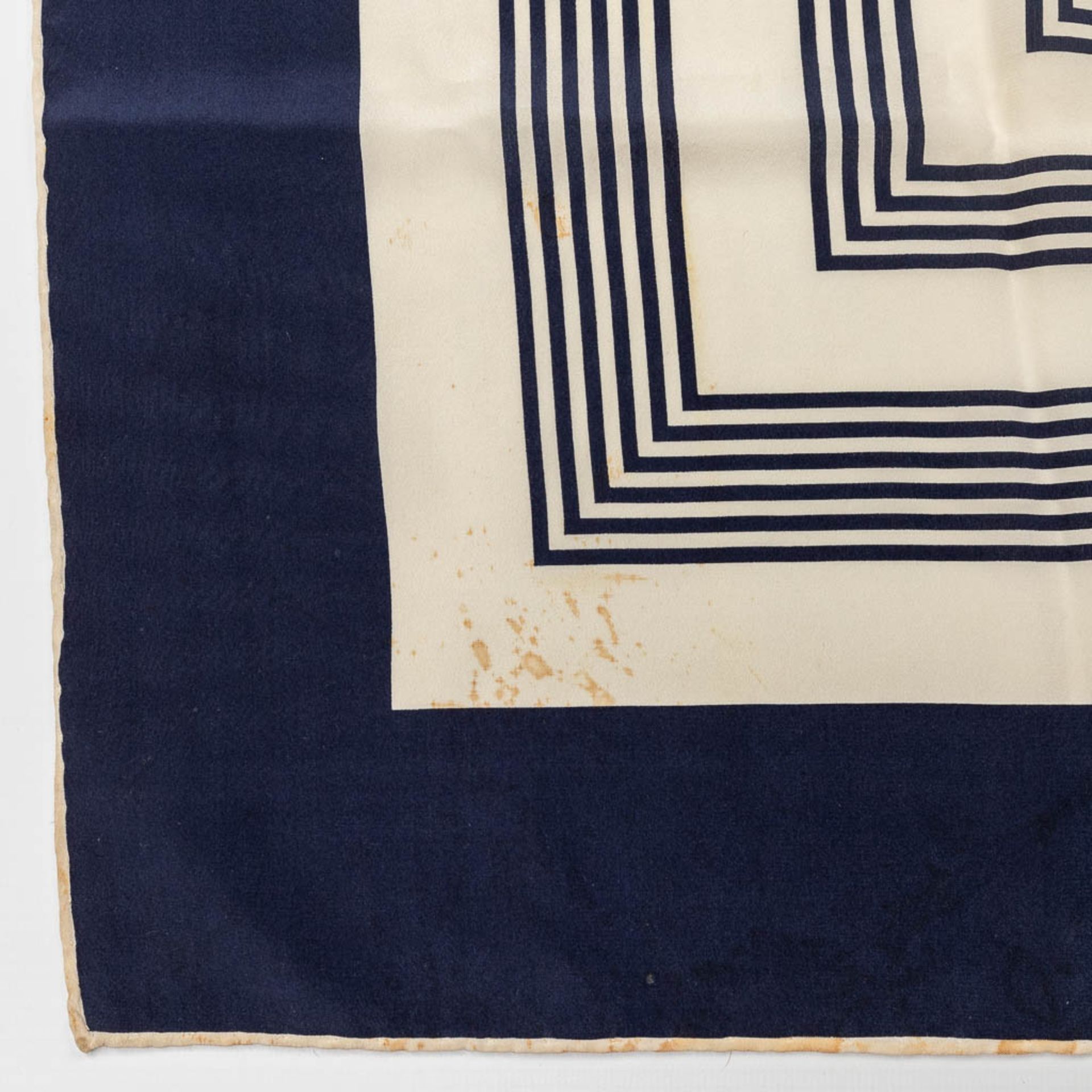 Chanel, a collection of 3 silk scarfs. (L: 86 x W: 86 cm) - Image 23 of 28