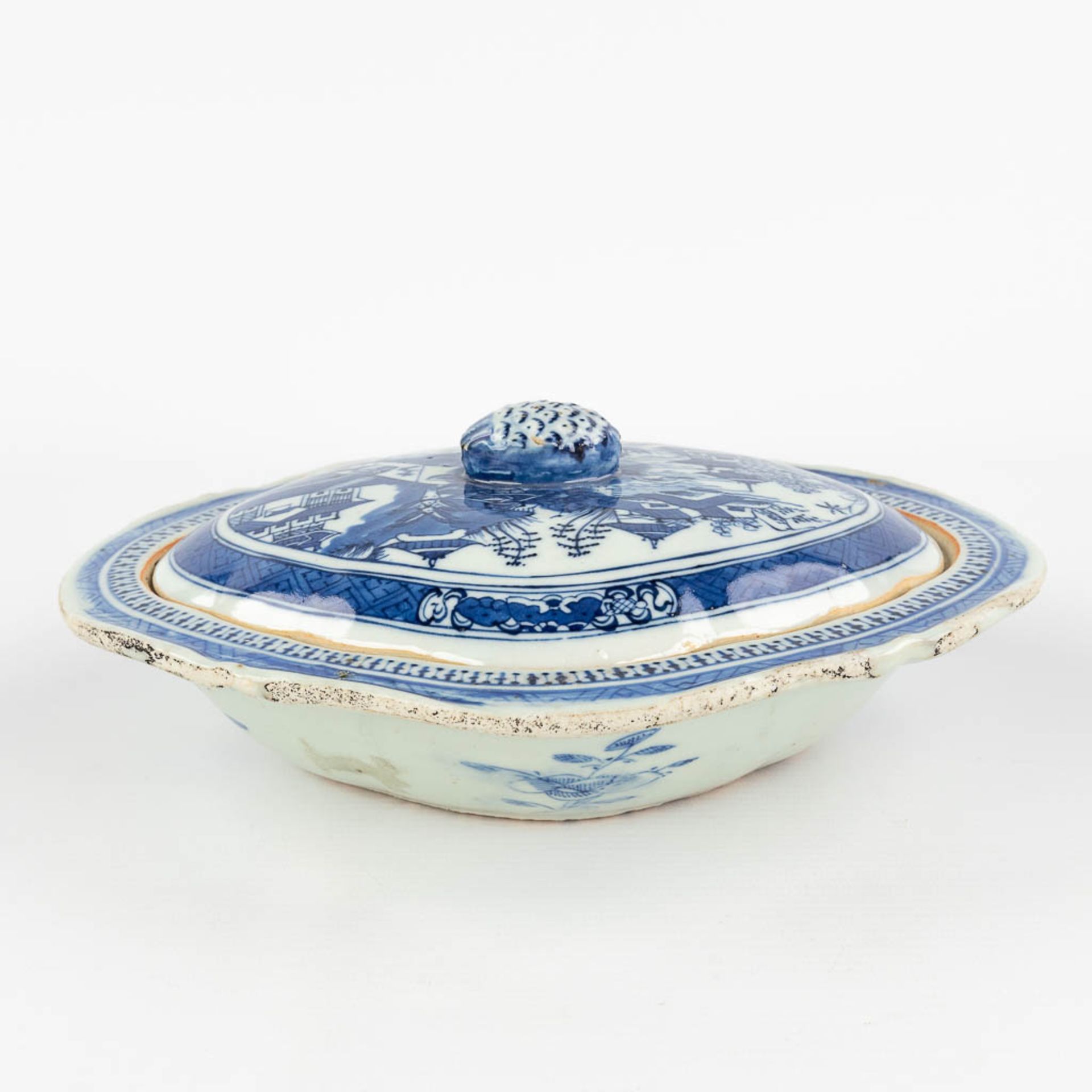 A Chinese bowl with a lid and blue-white landscape decor. 19th C. (L: 21,5 x W: 26,5 x H: 10 cm) - Image 5 of 15
