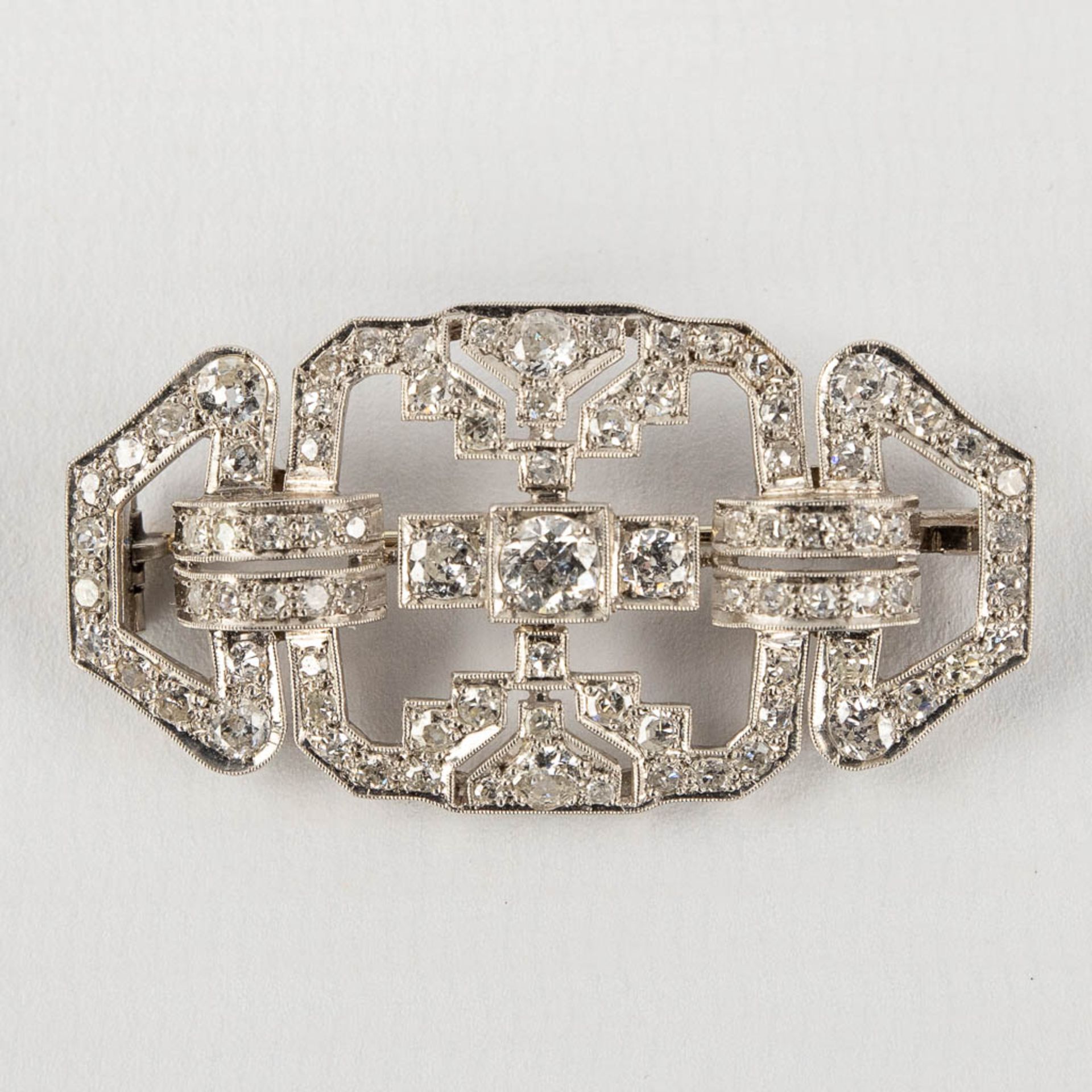 An antique Brooche, art deco style, platinum. Finished with 9 large and smaller brilliants. 13,78g. - Image 4 of 11