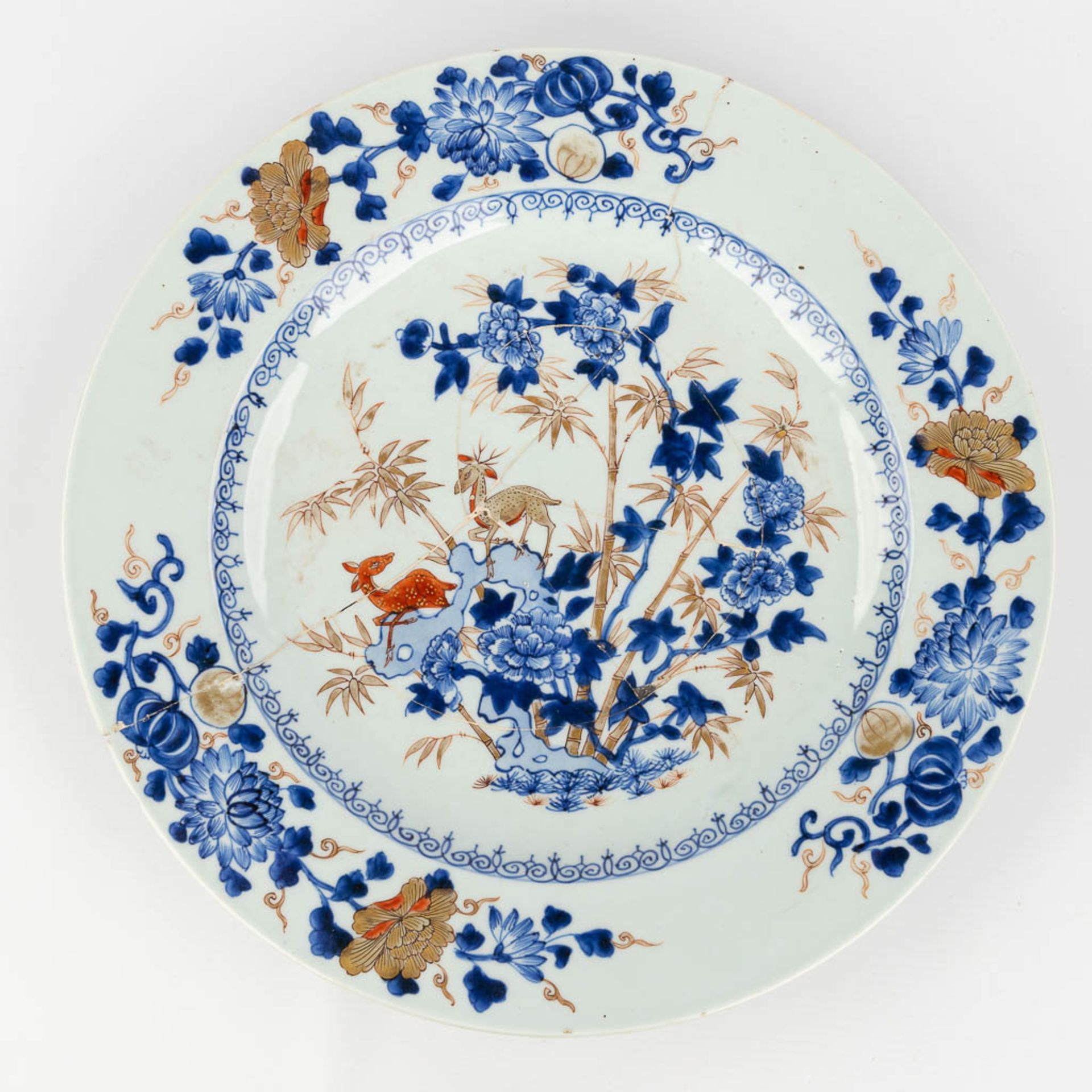 A collection of 10 Chinese porcelain plates with blue-white decor. 19th/20th century. (D: 35 cm) - Bild 21 aus 23