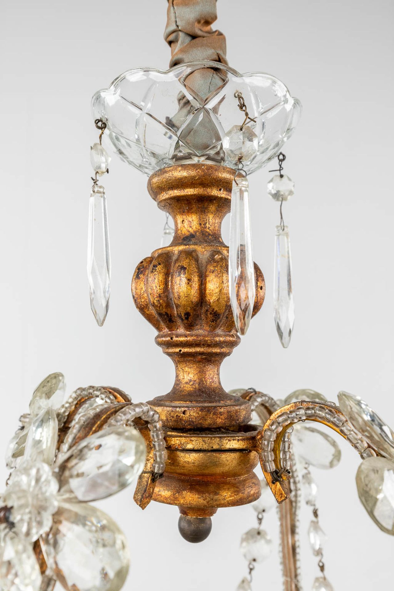 A decorative chandelier, brass and coloured glass. (H: 65 x D: 36 cm) - Image 8 of 10