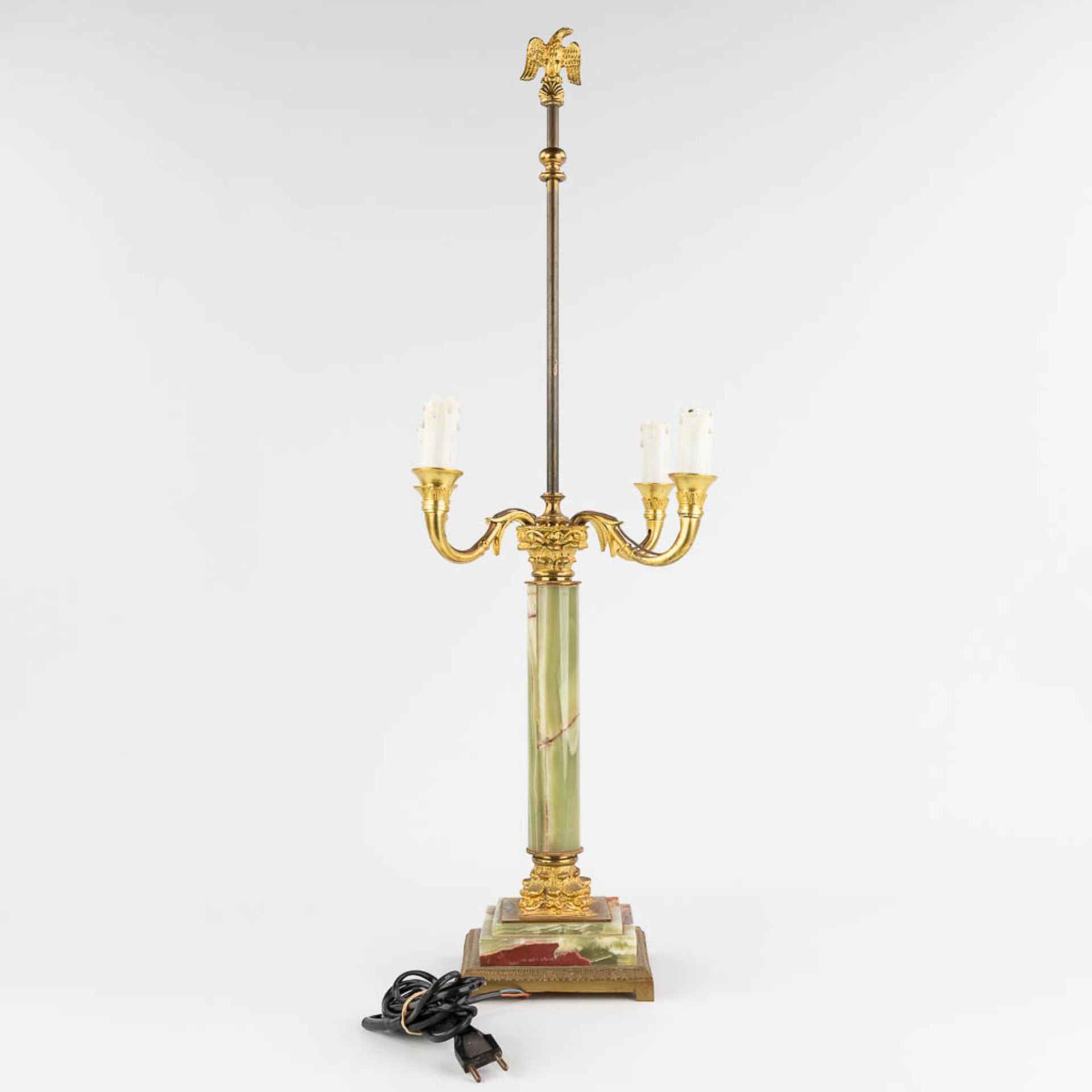 A table lamp, brass and onyx. 20th century. (L: 30 x W: 30 x H: 77 cm) - Image 5 of 13