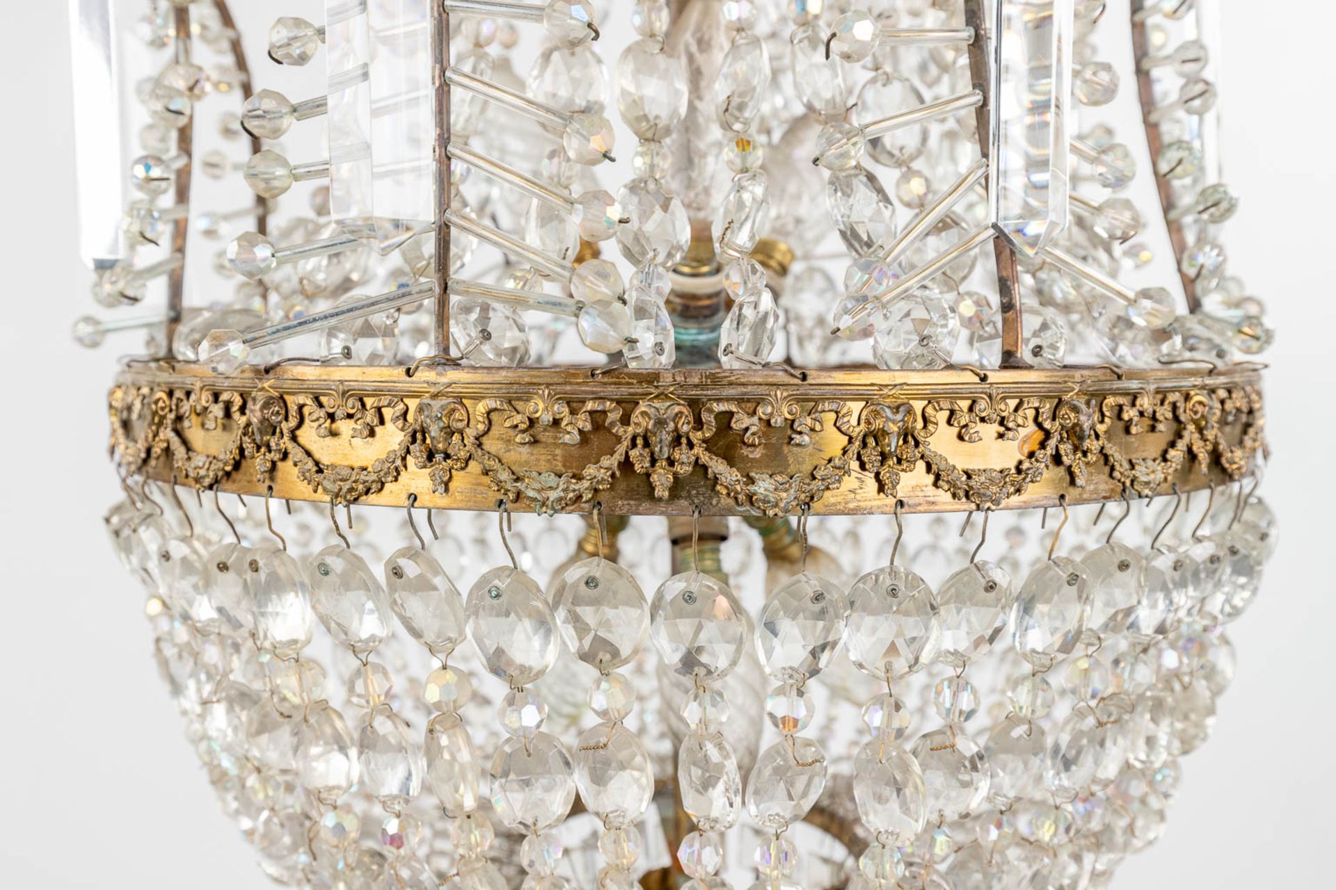 A chandelier 'Sac A Perles' decorated with tiny ram's heads. 20th century. (H: 83 x D: 42 cm) - Image 4 of 10