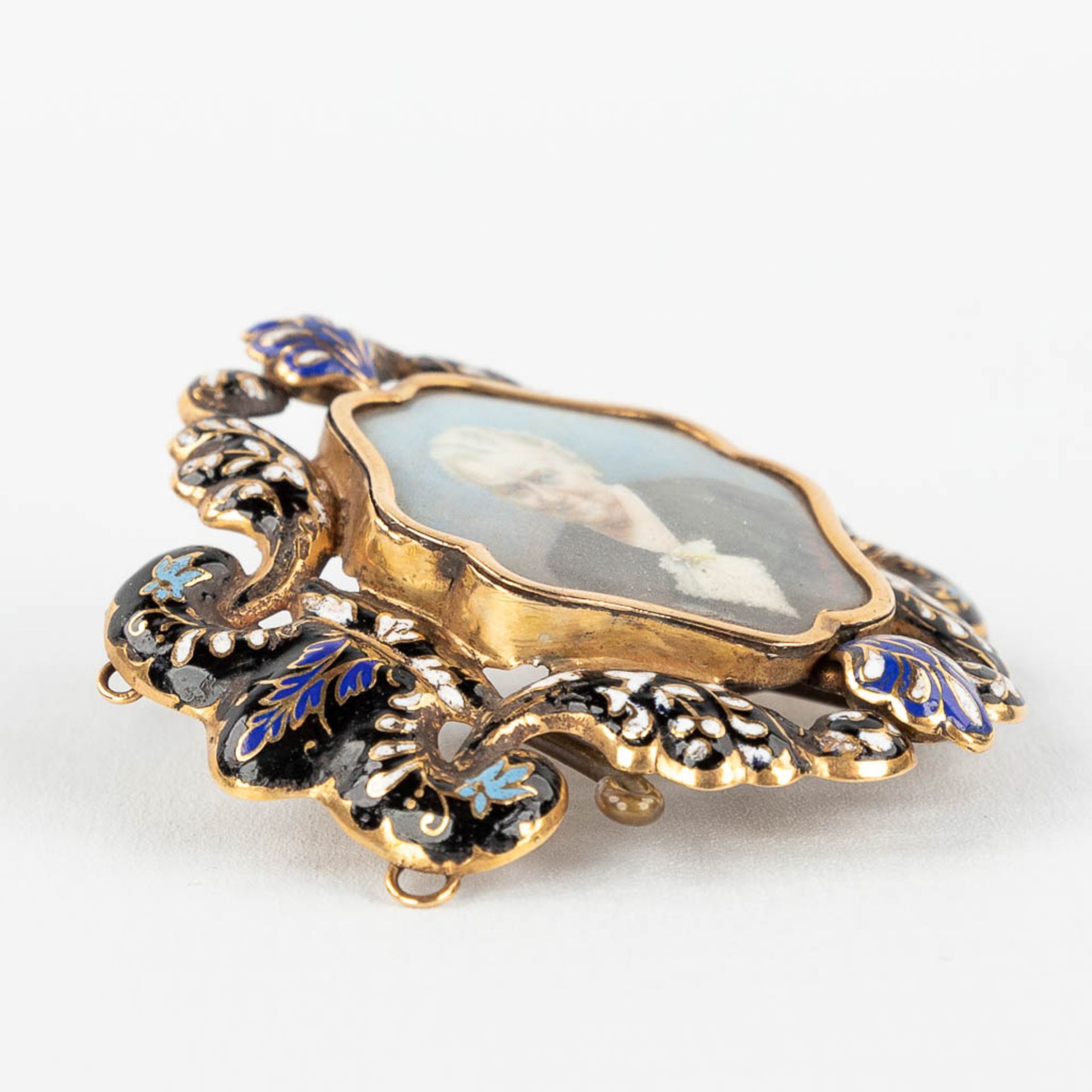 An antique brooch/stand, decorated with enamel and finished with a miniature painting. 18 karat gold - Image 3 of 11