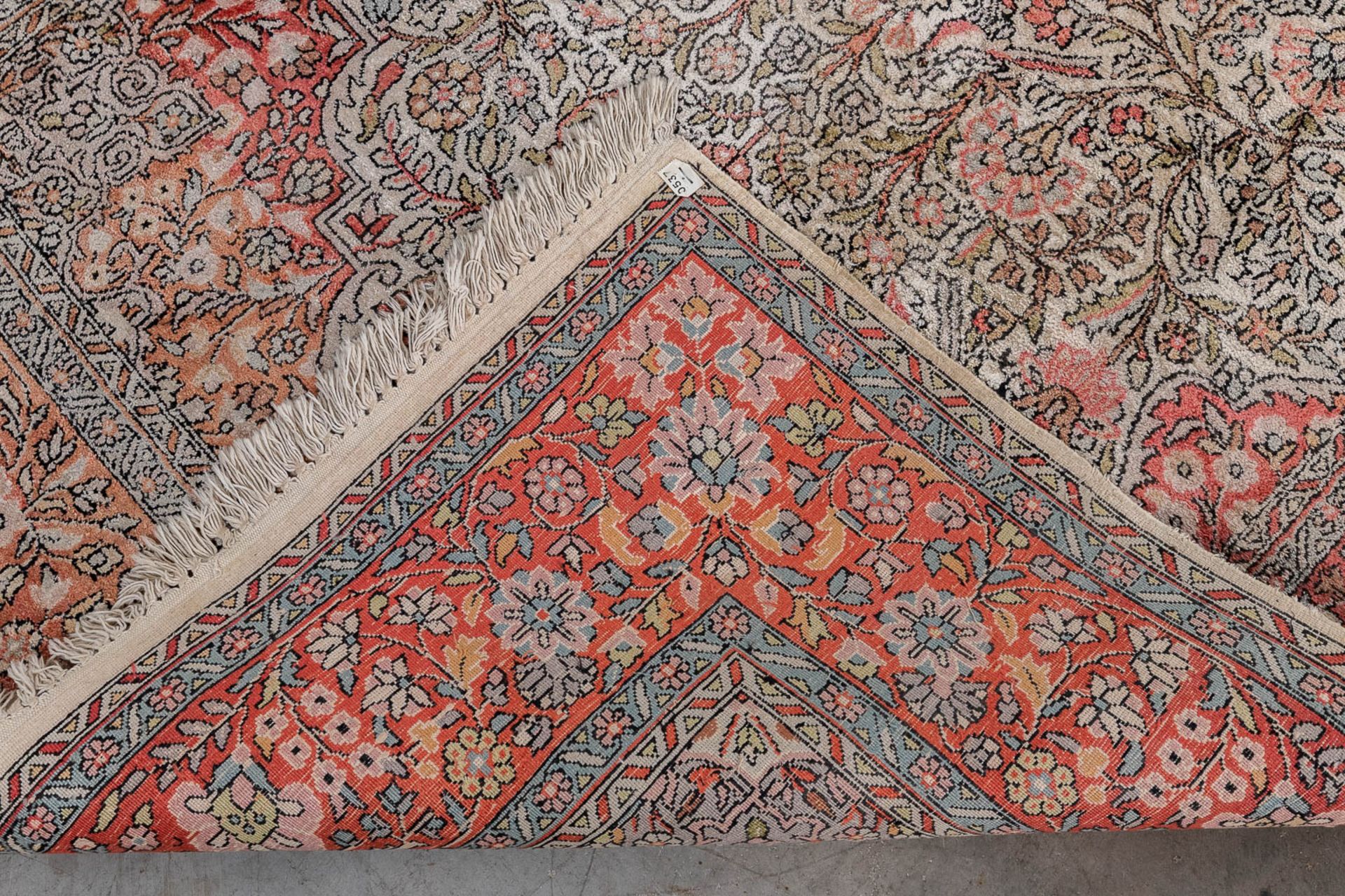 An Oriental hand-made carpet. Flower Vase, Kashan. (L: 223 x W: 146 cm) - Image 6 of 6