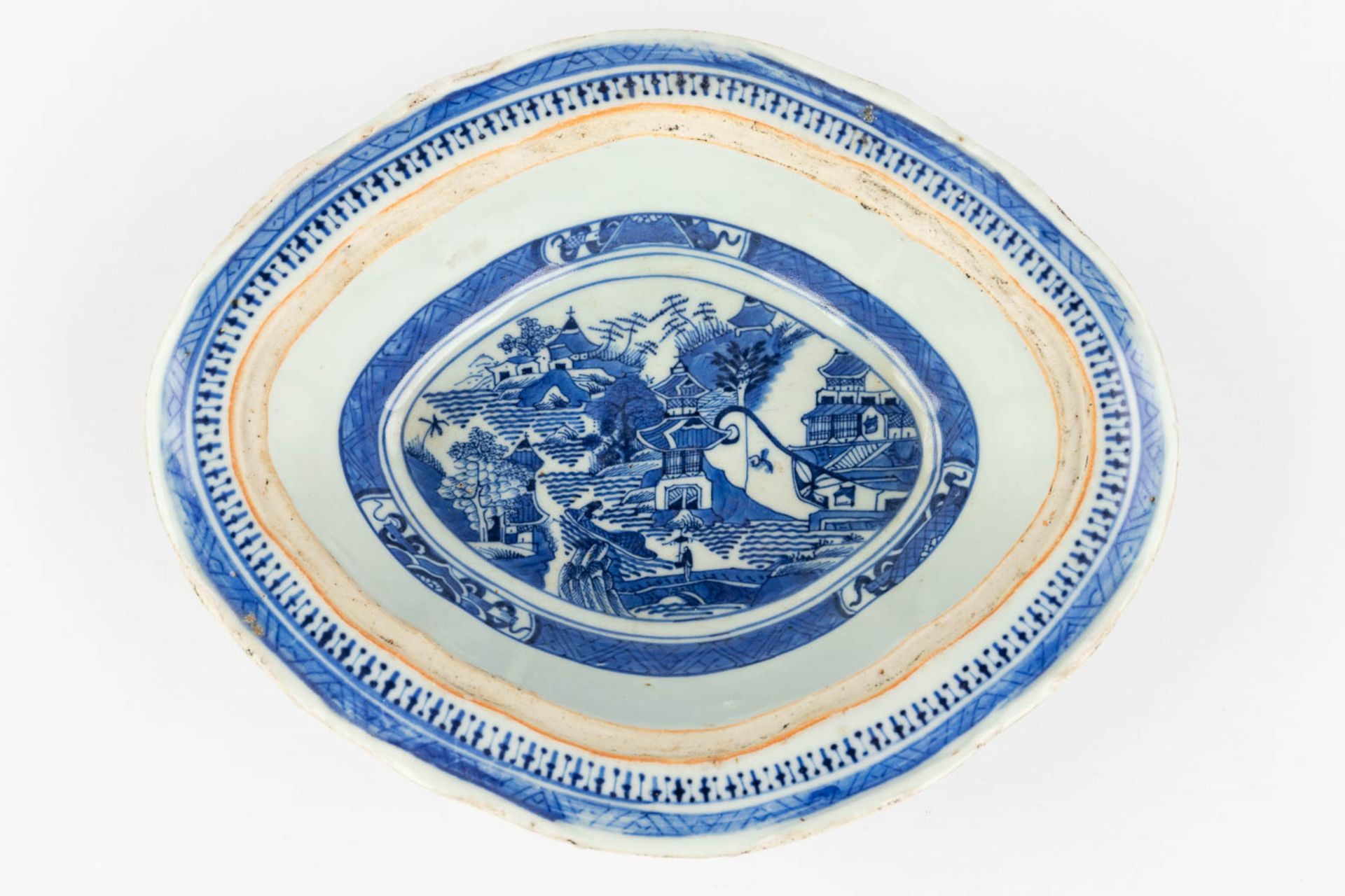 A Chinese bowl with a lid and blue-white landscape decor. 19th C. (L: 21,5 x W: 26,5 x H: 10 cm) - Image 9 of 15
