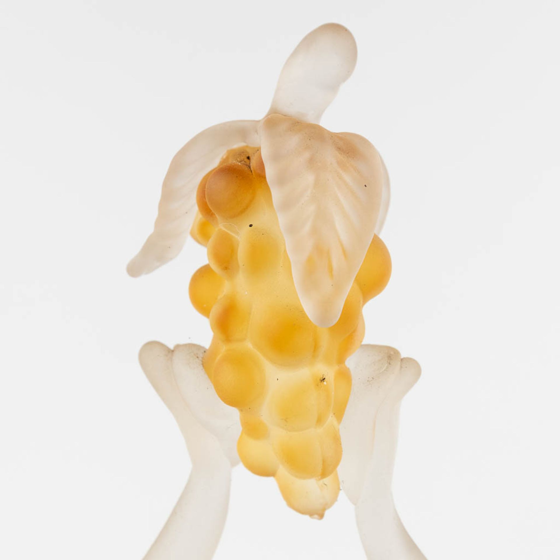 A female figurine holding grapes, Blown Glass, Murano Italy. (H: 50 x D: 11,5 cm) - Image 9 of 13