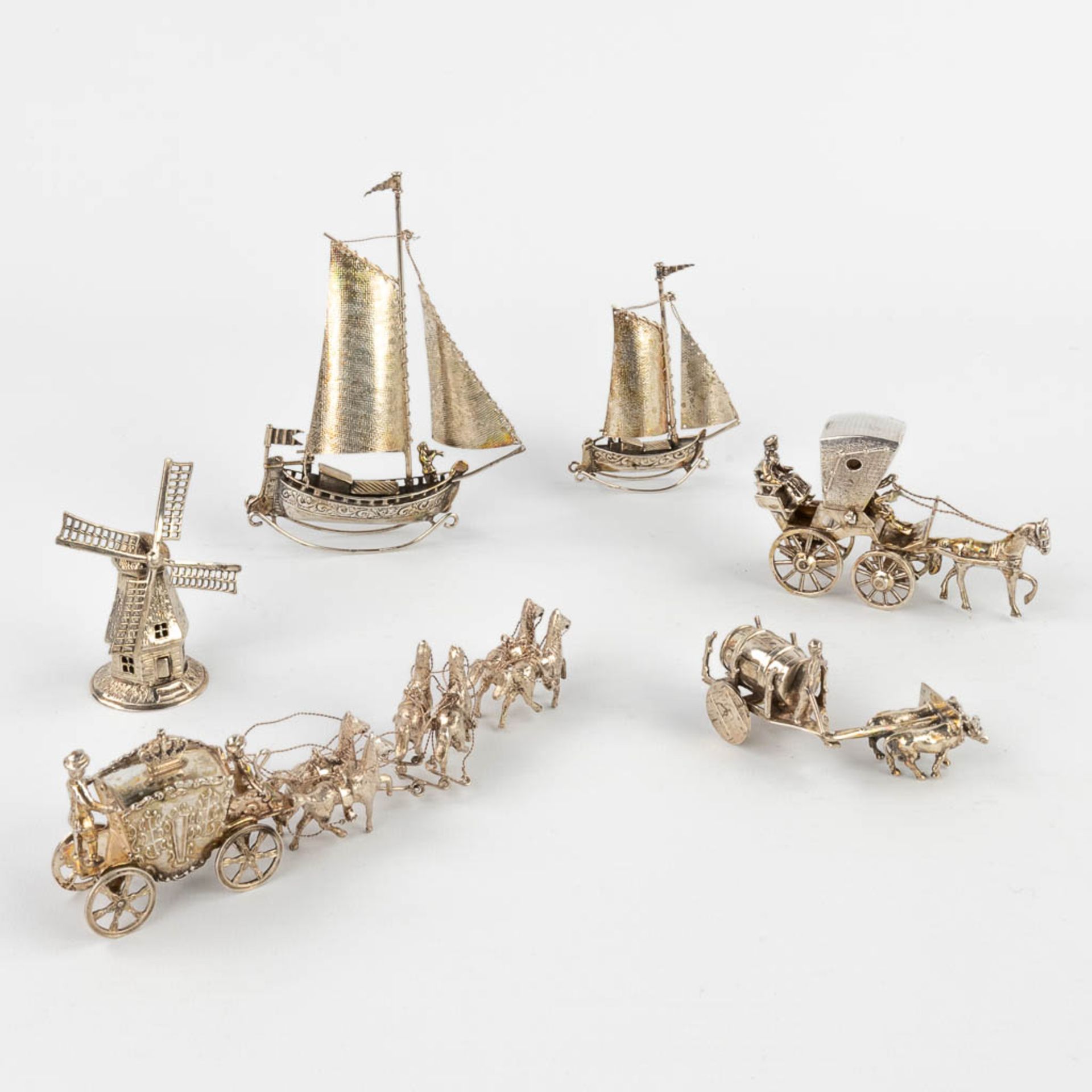A windmill, 2 horse-drawn carriages, a farmer's cart, 2 sailboats, silver. Marked 835. 374,60g. (H: