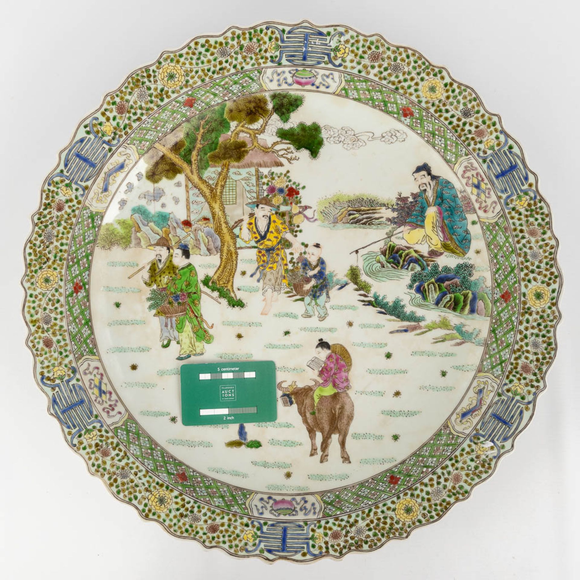 A Chinese plate 'Famille Verte' decorated with Chinese figurines. 20th C. Kangxi mark. (D: 45 cm) - Image 2 of 10