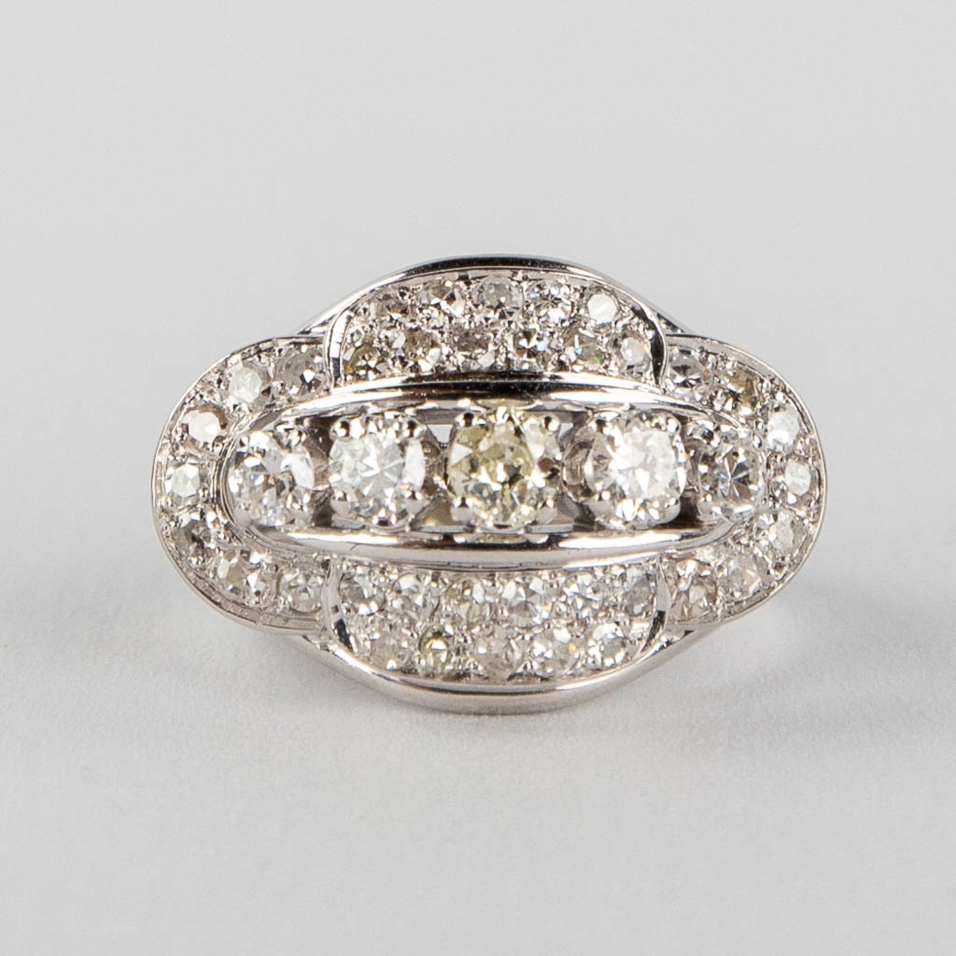 An antique ring with 5 larger and 36 smaller brilliants, in a platinum ring. 9,57g. size: 53