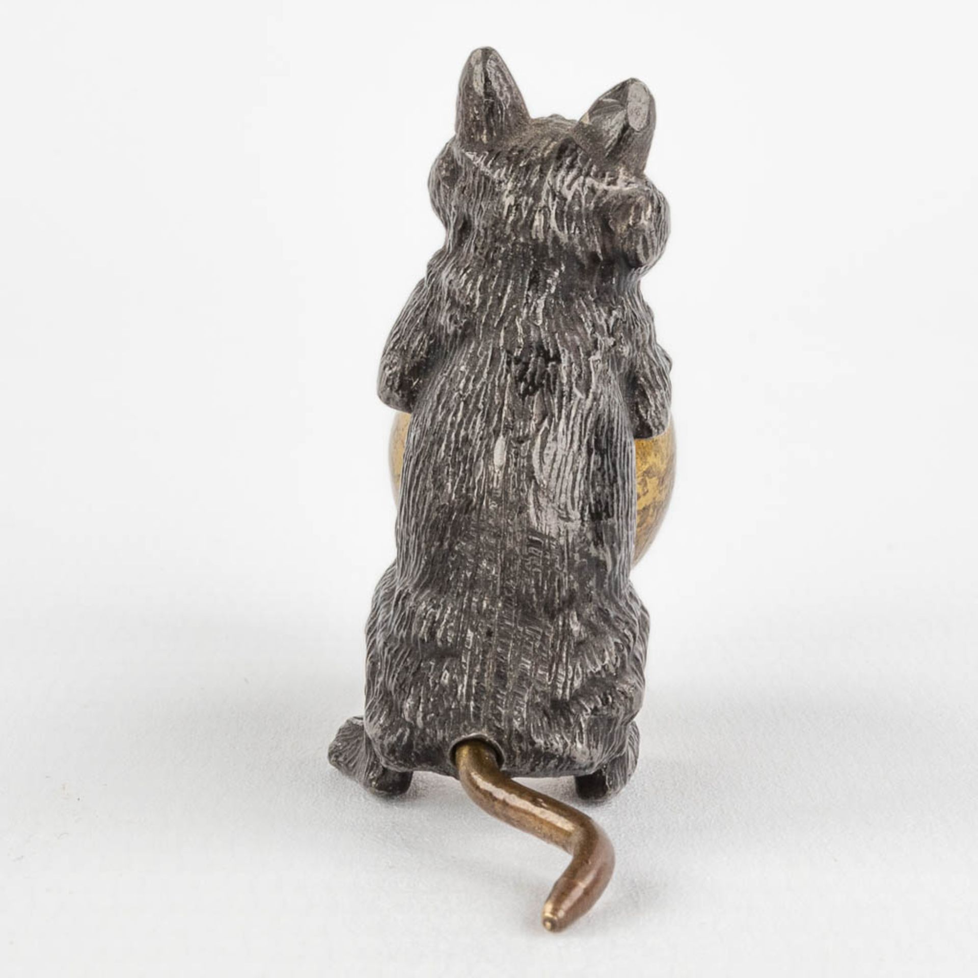 An antique tape measure, in the shape of a cat with a ball, Vienna bronze. 19th century. (H: 4,2 cm) - Image 6 of 18