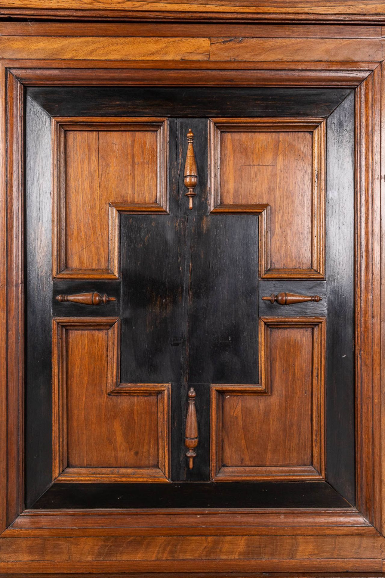 An antique 4-door cabinet 'Flemish Renaissance' oak and ebony, 18th C. (L: 68 x W: 162 x H: 144 cm) - Image 7 of 18