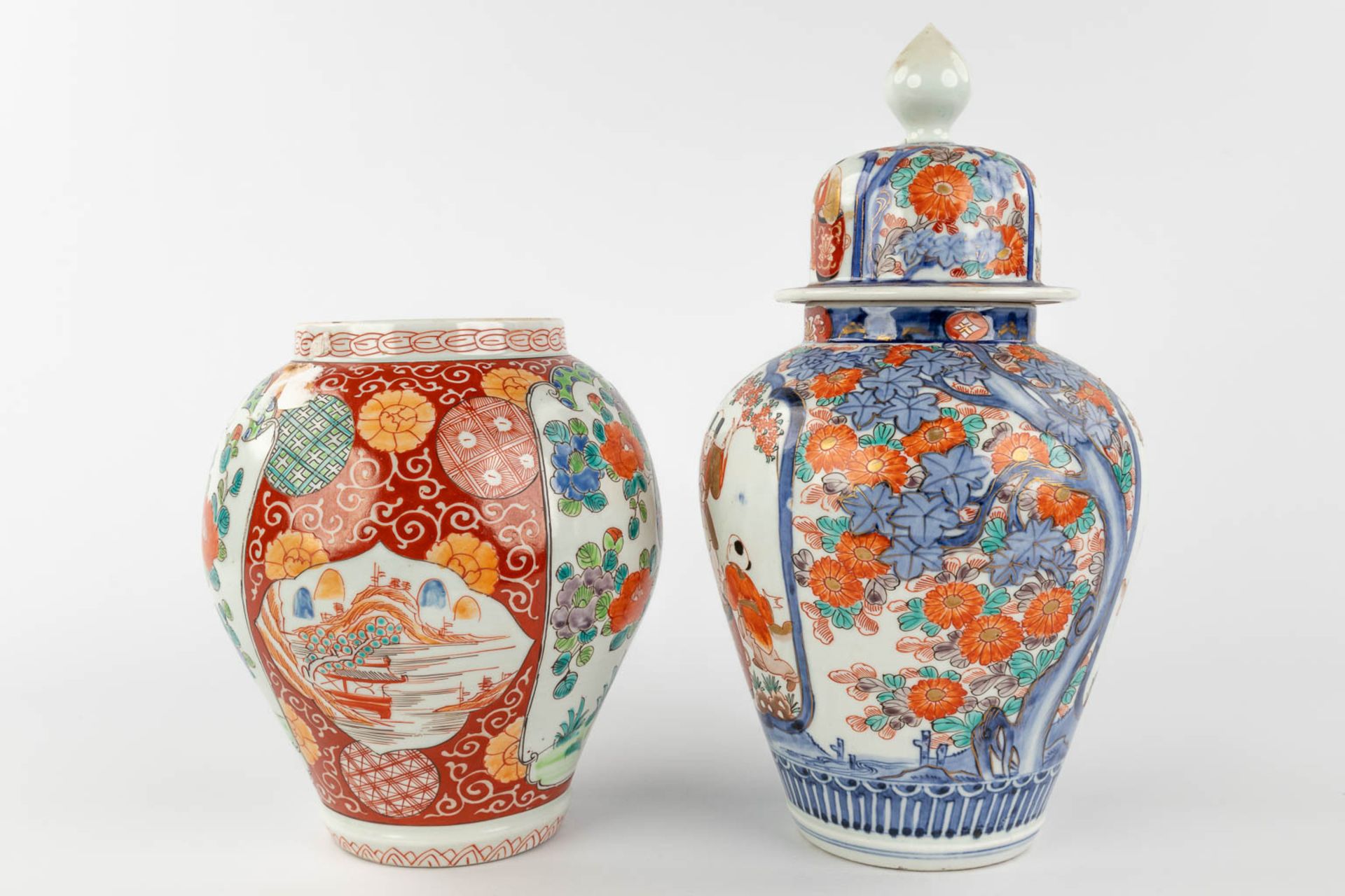An assembled collection of Japanese Imari and Kutani porcelain. 19th/20th century. (H: 35 x D: 19 cm - Image 11 of 22