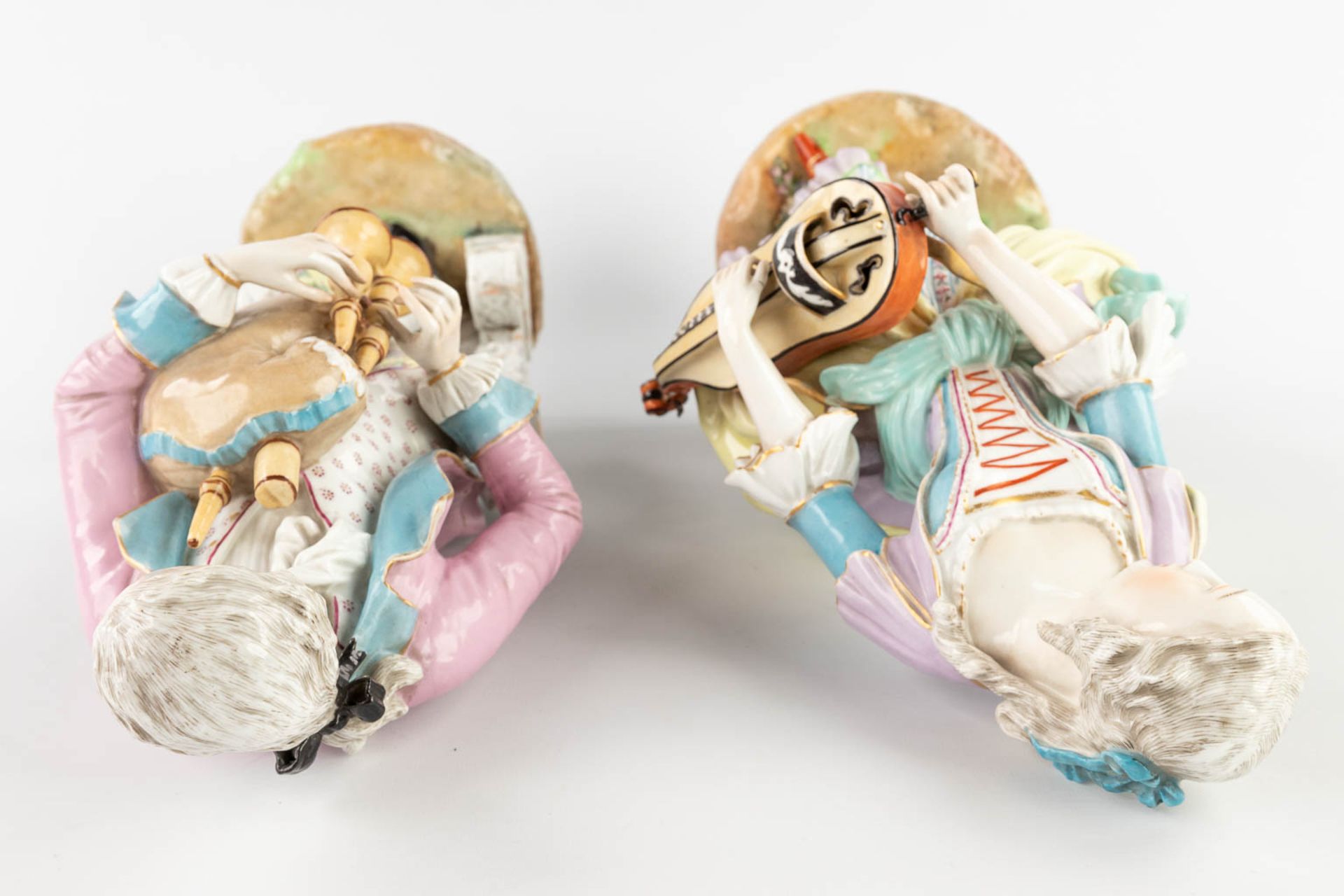 A pair of figurines 'Musical man and wife' Meissner marks, 18th/19th century. (L: 16 x W: 16,5 x H: - Image 8 of 17