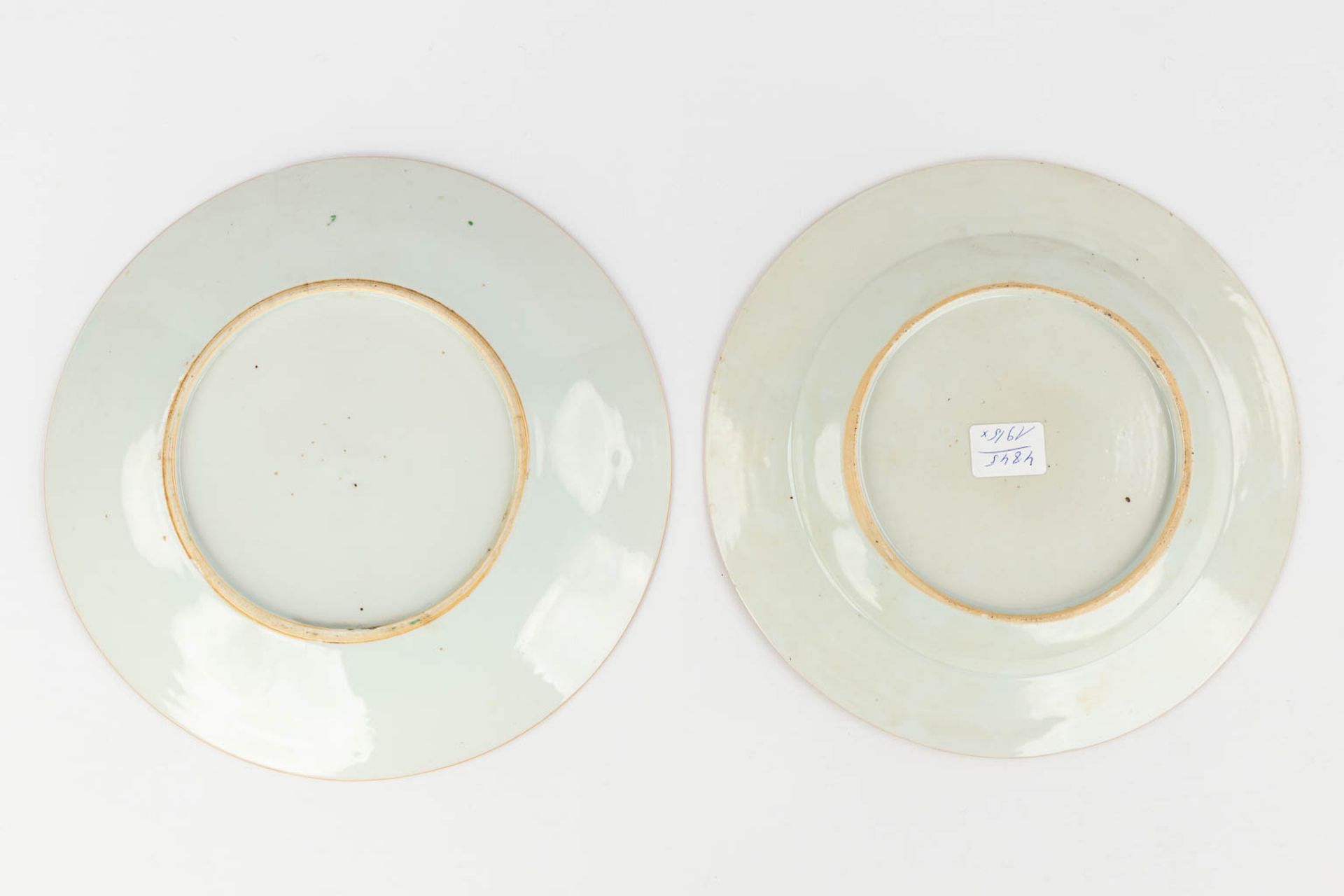 A collection of 12 Chinese Famille Rose plates, 18th/19th/20th century. (D: 36 cm) - Bild 15 aus 23