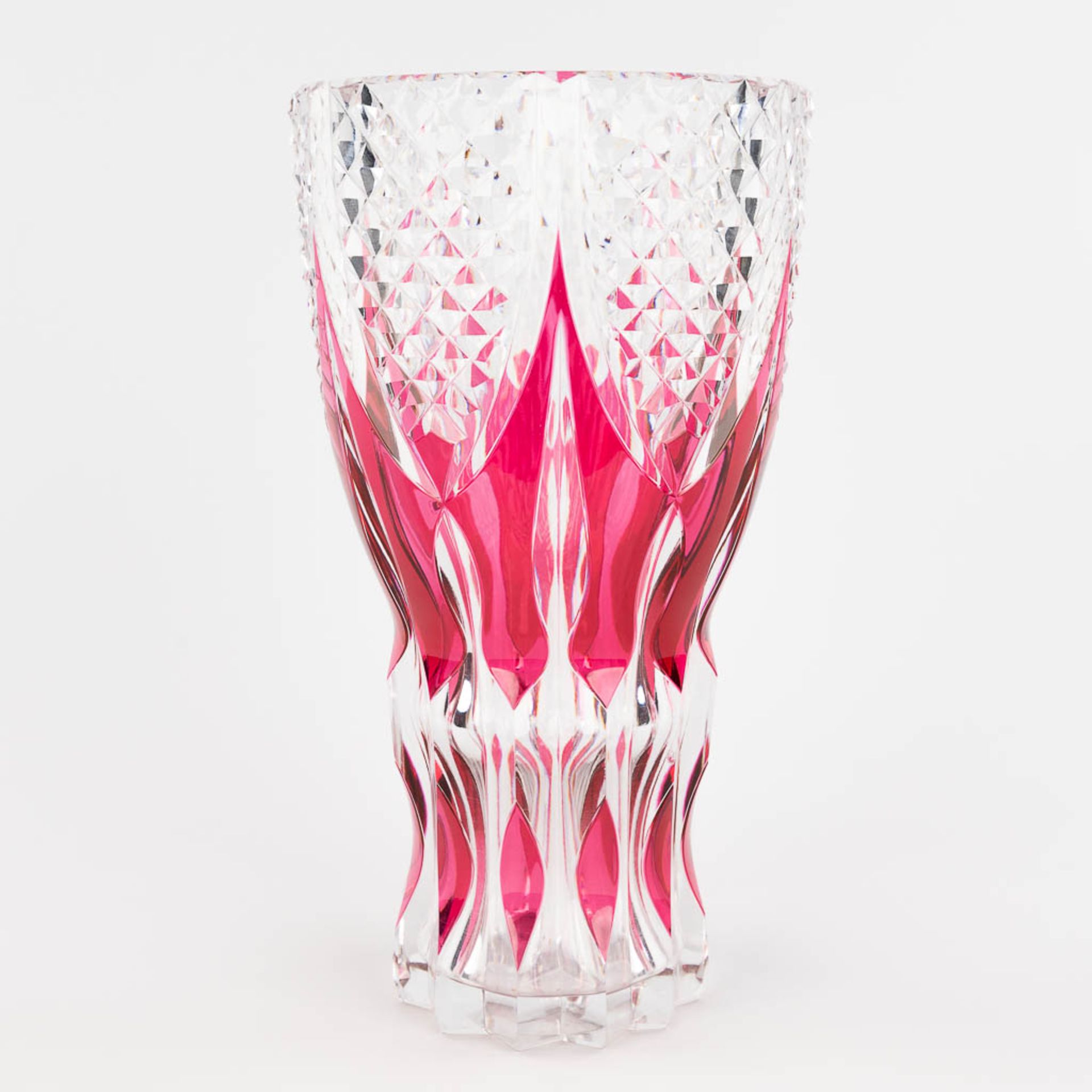 Val Saint Lambert, a vase made of red cut crystal. (H: 28,5 x D: 15,5 cm) - Bild 3 aus 13