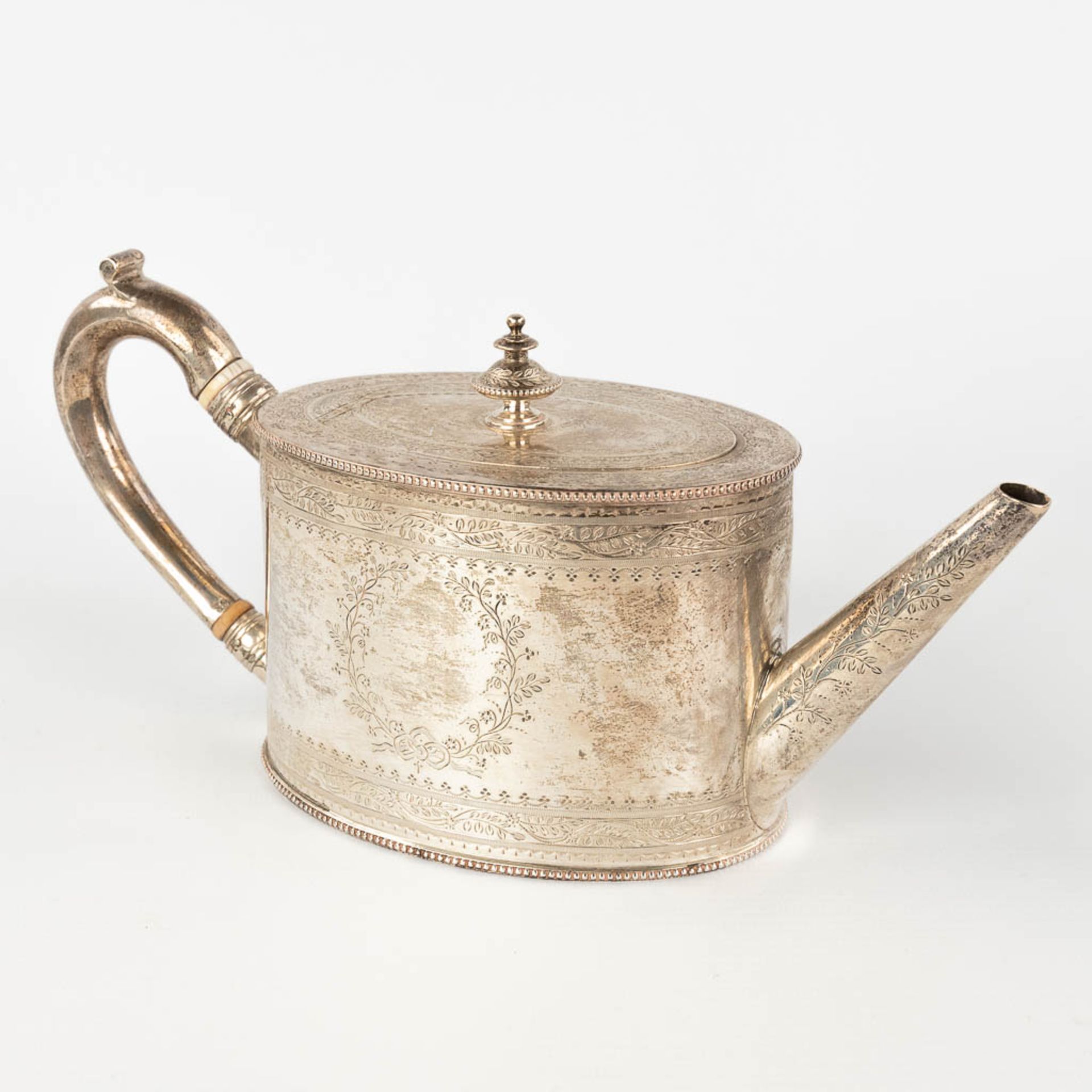 An antique tea pot, silver, London, 19th century. 520g. (L: 10 x W: 26 x H: 13 cm) - Image 3 of 14