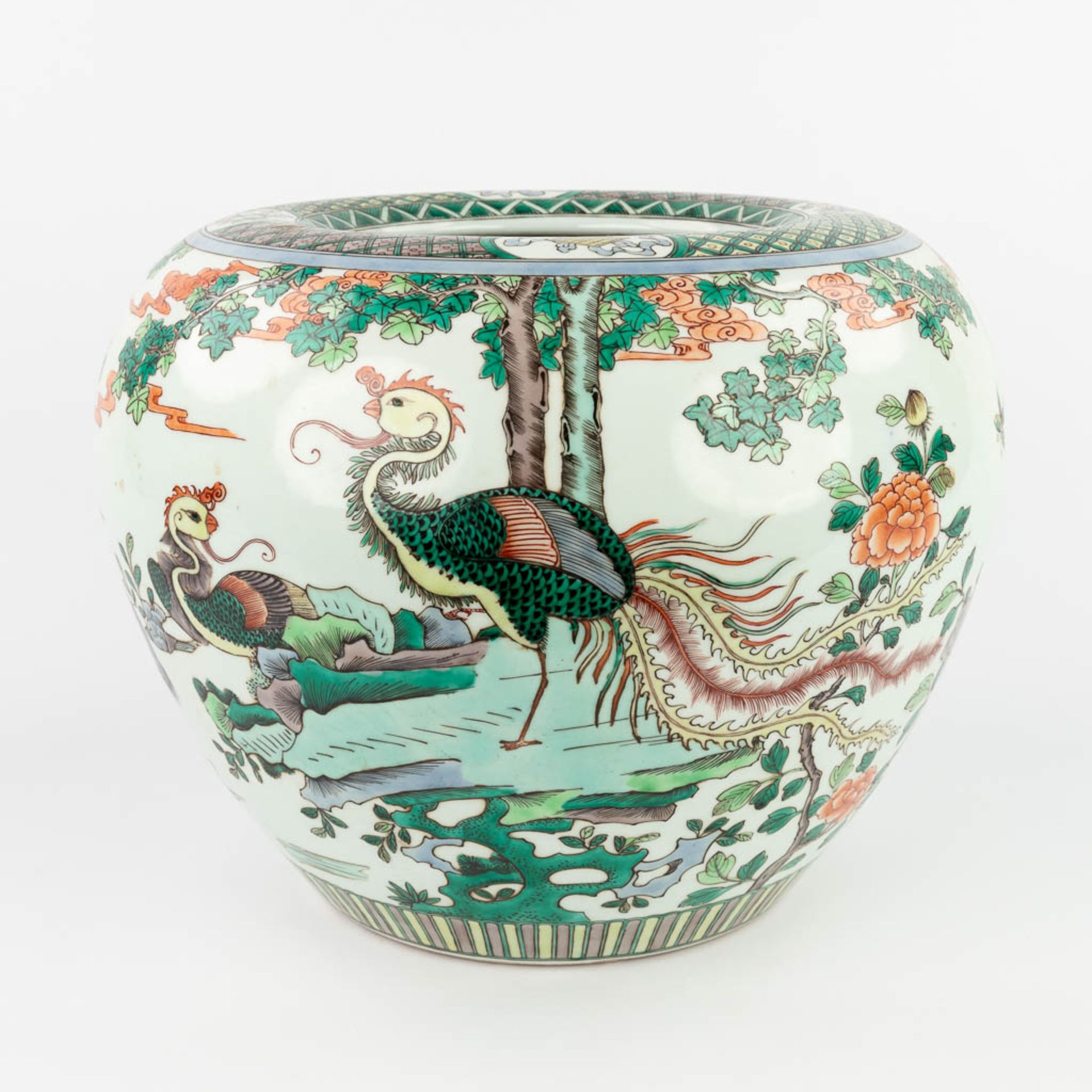 A large Chinese Famille Verte Cache-pot, decorated with cranes, peacocks and ducks. 19th/20th C. (H: