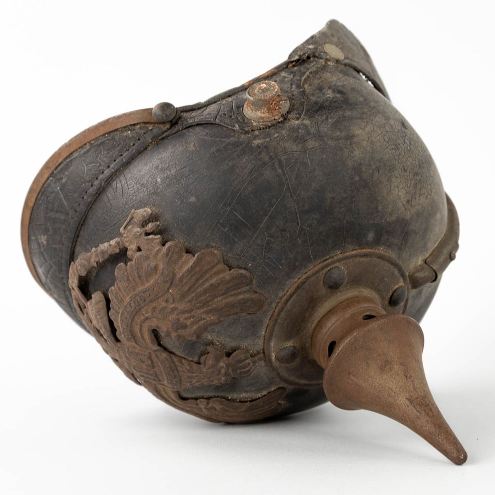 An antique German Pickelhaube. Leather and copper. (L: 18 x W: 23 x H: 20 cm) - Image 9 of 15