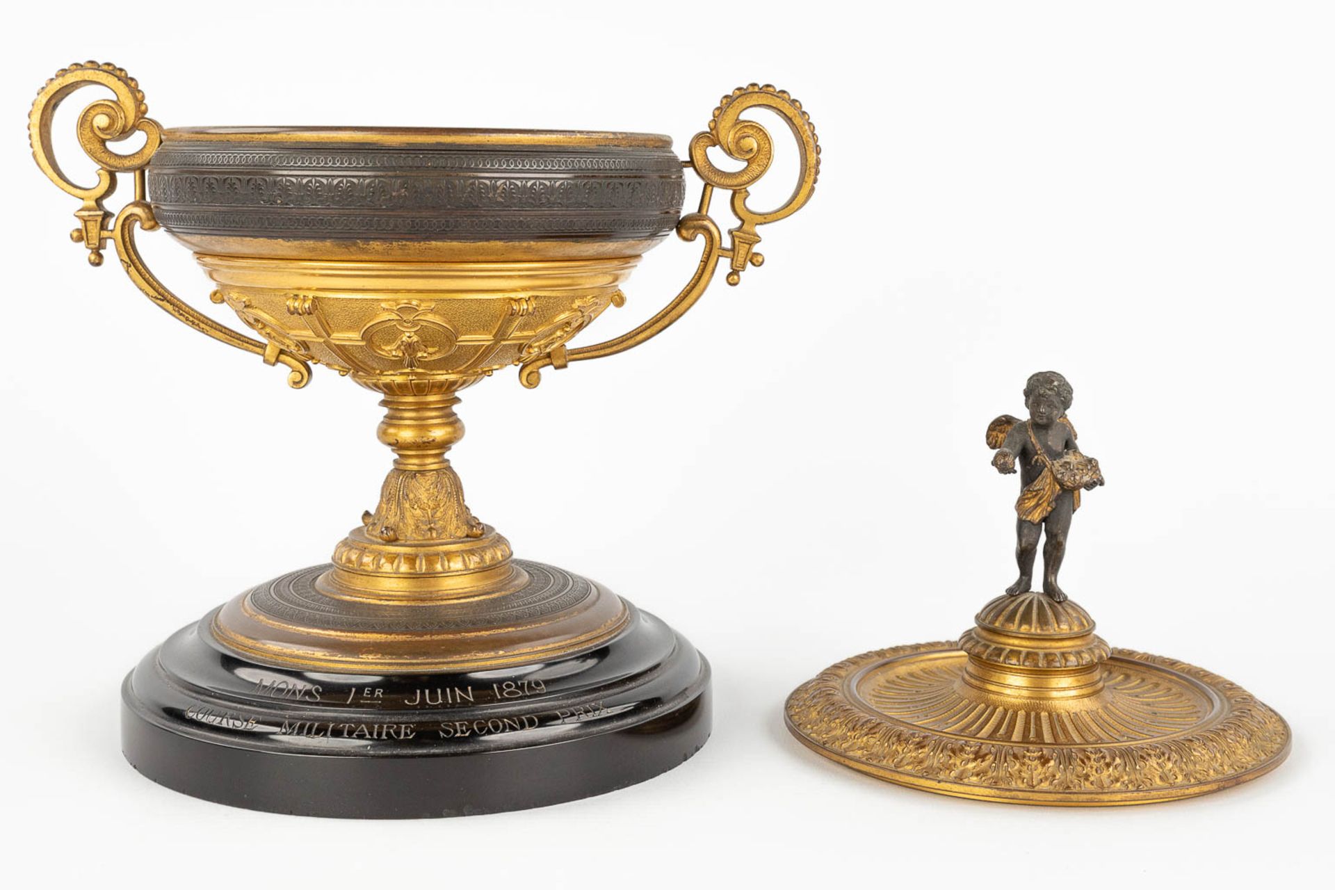An antique trophy, made of gilt and patinated bronze. 19th C. (L: 16 x W: 22 x H: 27 cm) - Image 7 of 14