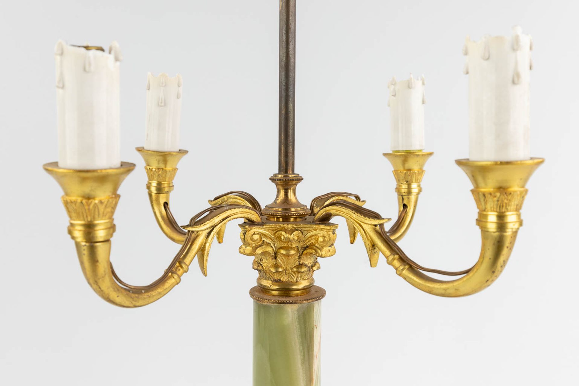 A table lamp, brass and onyx. 20th century. (L: 30 x W: 30 x H: 77 cm) - Image 10 of 13