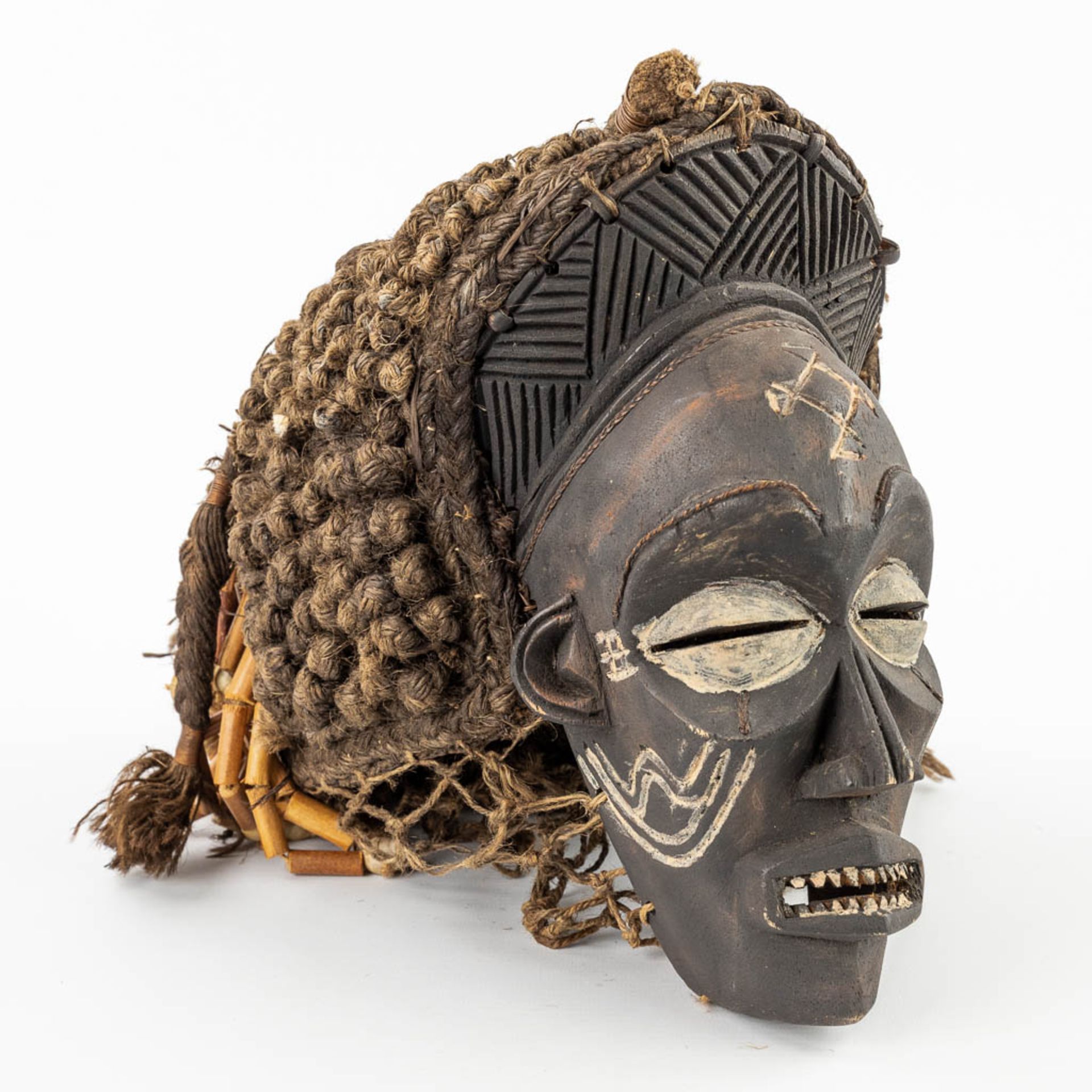 A collection of 2 African masks 'Chokwe' and 'Luba Songye'. (L: 13 x W: 24 x H: 43 cm) - Image 13 of 21