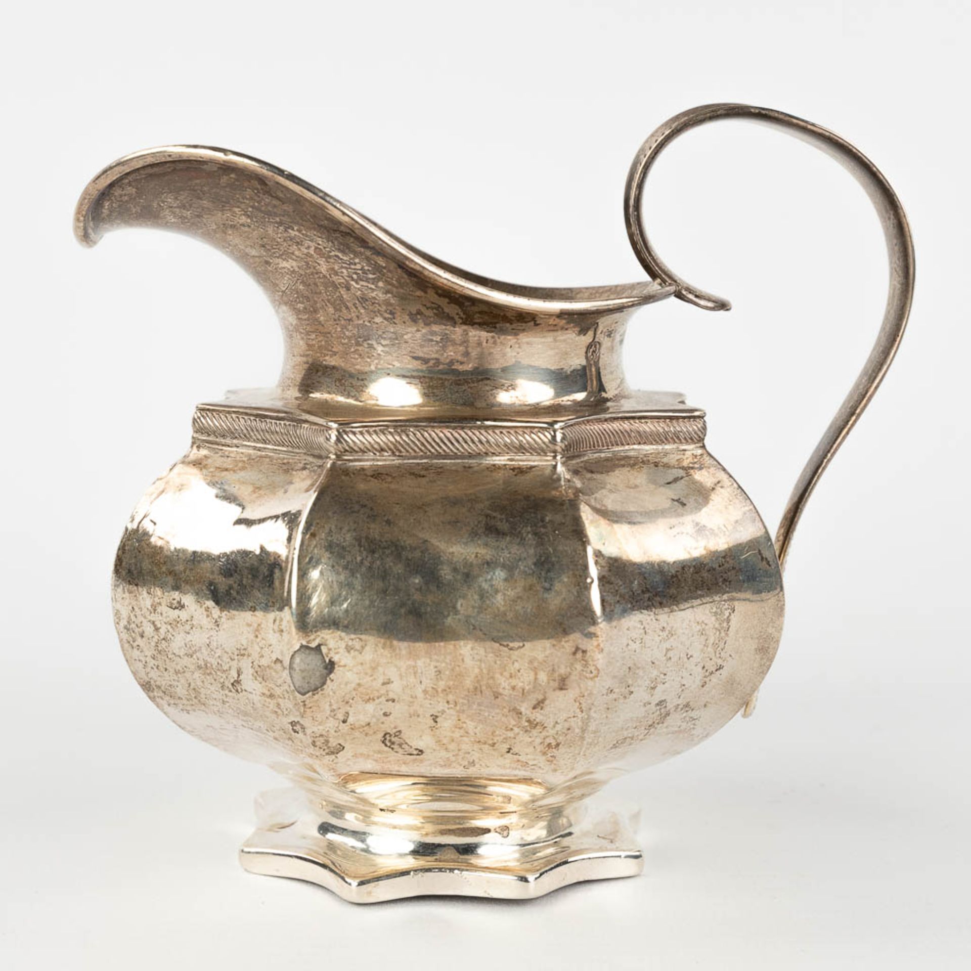 An antique milk jug, silver. The Netherlands, 19th C. 216g. (L: 10 x W: 12,5 x H: 12 cm) - Image 5 of 10