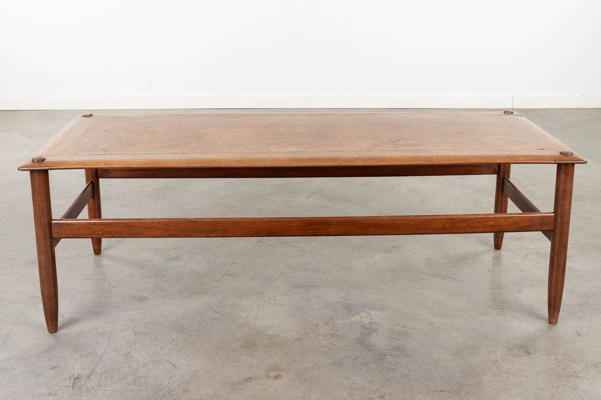 A mid-century coffee table with a reversible top, teak. Circa 1960. (L: 42 x W: 40 x H: 125 cm) - Image 3 of 15
