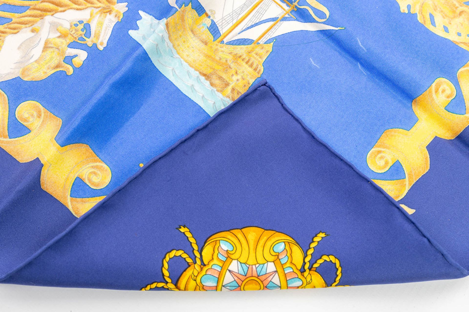 Hermès Paris, a silk scarf 'Mare De Jonio'. (L: 88 x W: 88 cm) - Image 21 of 21