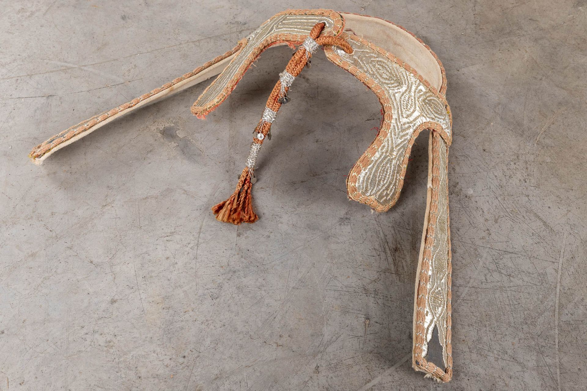 An antique 'Fantasia' saddle, made of camel leather. (W: 100 x H: 70 cm) - Image 8 of 13